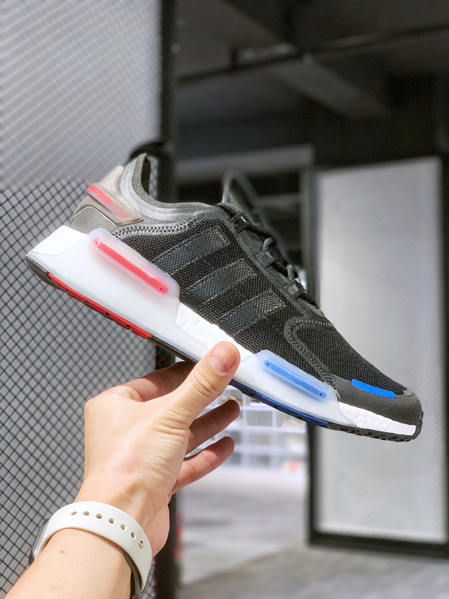 아디다스 NMD V3 시리즈 러닝화 품목 번호: GX3379 사이즈: 36 36.5 37 38 38.5 39 40 40.5 41 42 42.5 43 44 44.5 45