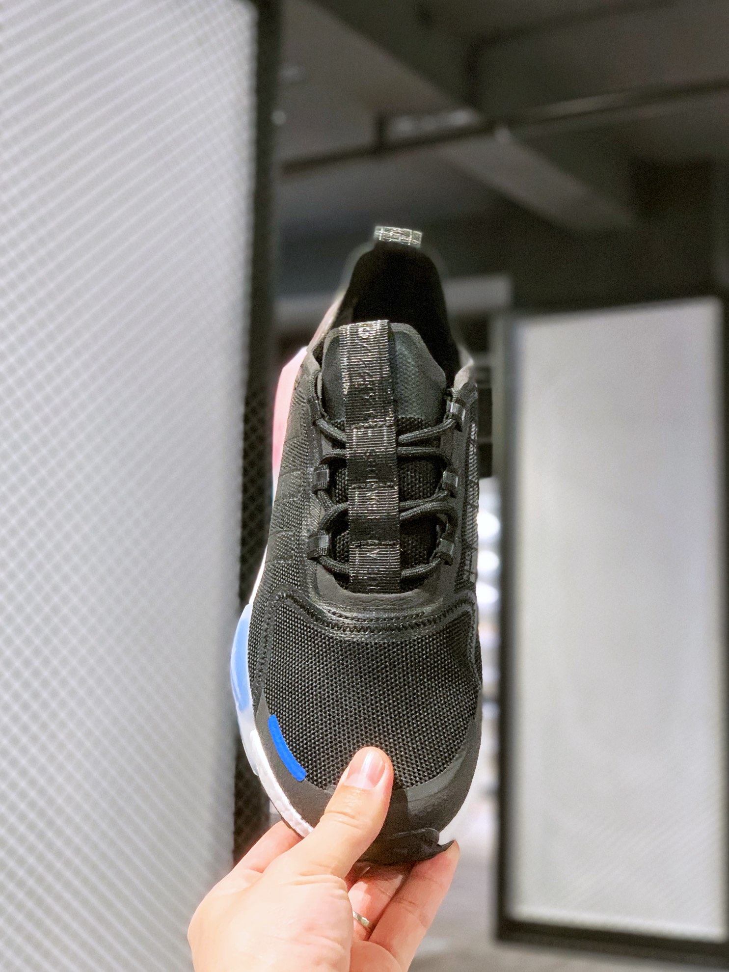 아디다스 NMD V3 시리즈 러닝화 품목 번호: GX3379 사이즈: 36 36.5 37 38 38.5 39 40 40.5 41 42 42.5 43 44 44.5 45