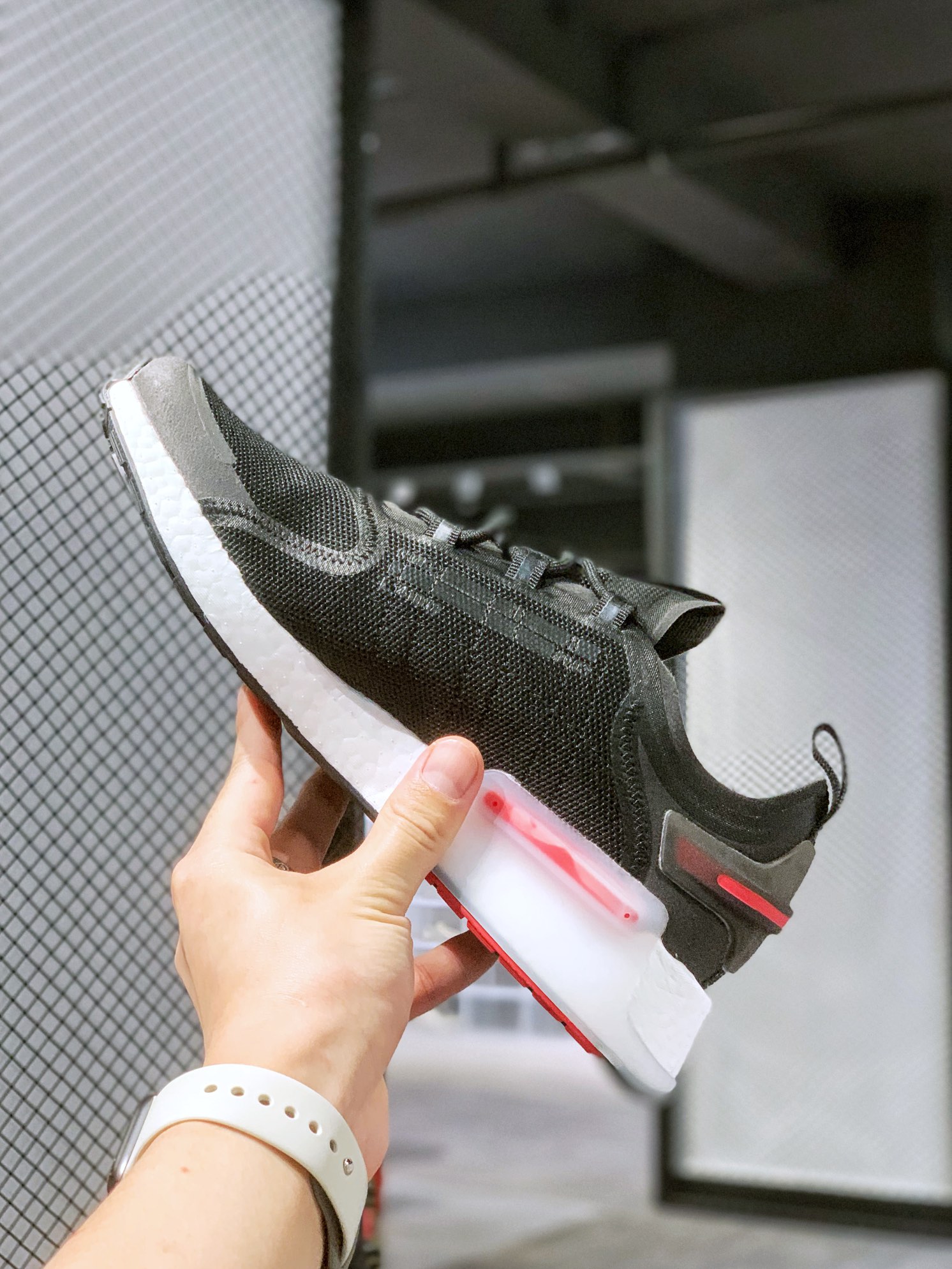 아디다스 NMD V3 시리즈 러닝화 품목 번호: GX3379 사이즈: 36 36.5 37 38 38.5 39 40 40.5 41 42 42.5 43 44 44.5 45