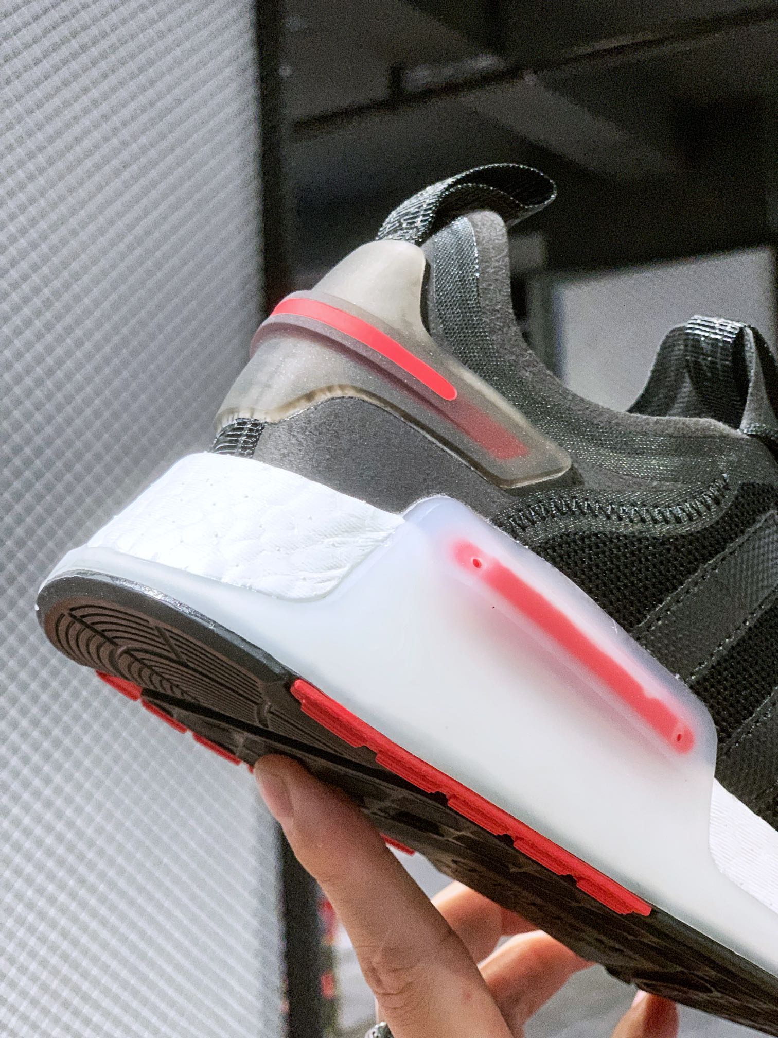 아디다스 NMD V3 시리즈 러닝화 품목 번호: GX3379 사이즈: 36 36.5 37 38 38.5 39 40 40.5 41 42 42.5 43 44 44.5 45