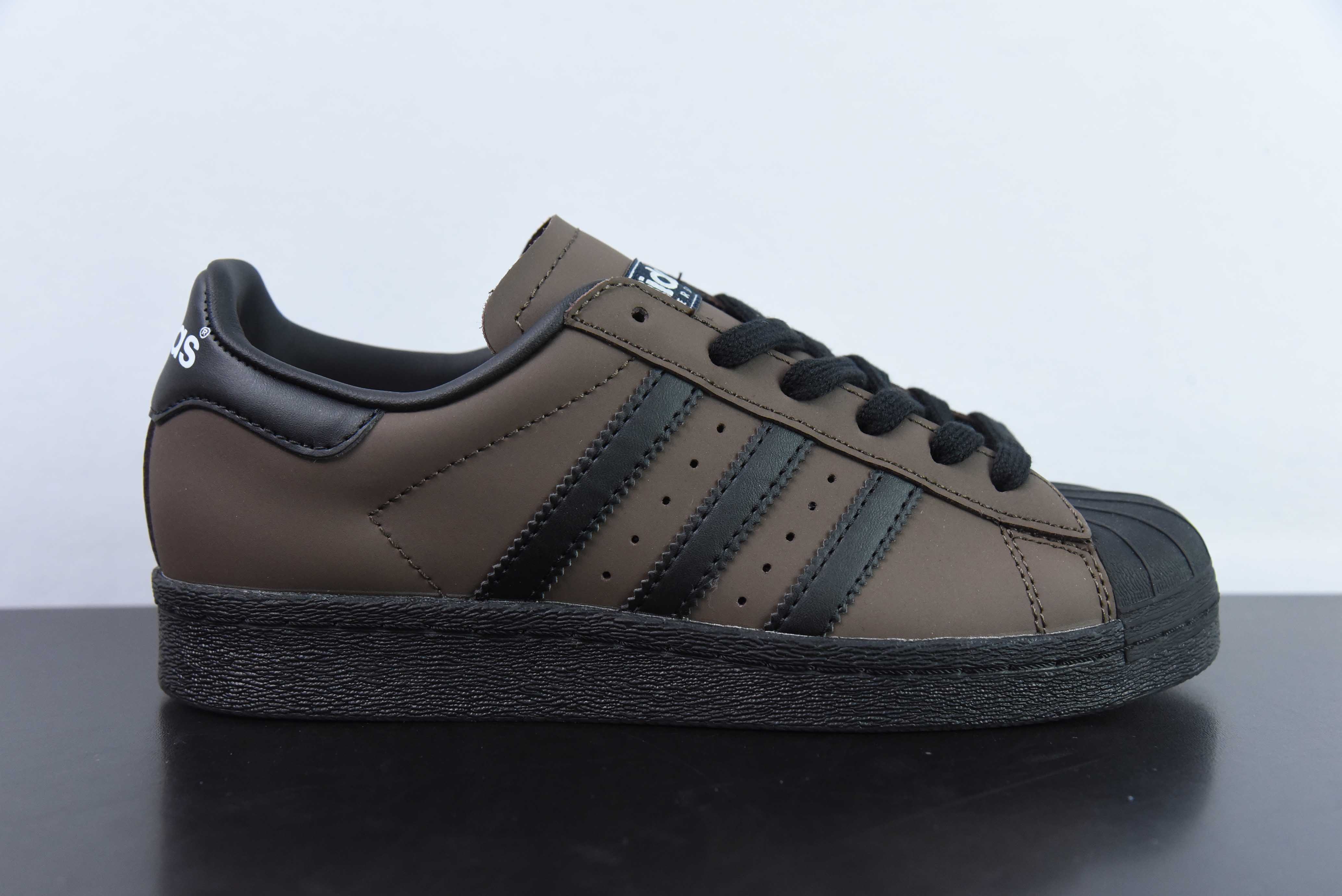 AD 오리지널스 슈퍼스타 82 다크 브라운 블랙 카운터 싱크로 컬러 매칭 클래식 쉘 헤드 시리즈 아이템 번호: IF9034 사이즈: 36-45