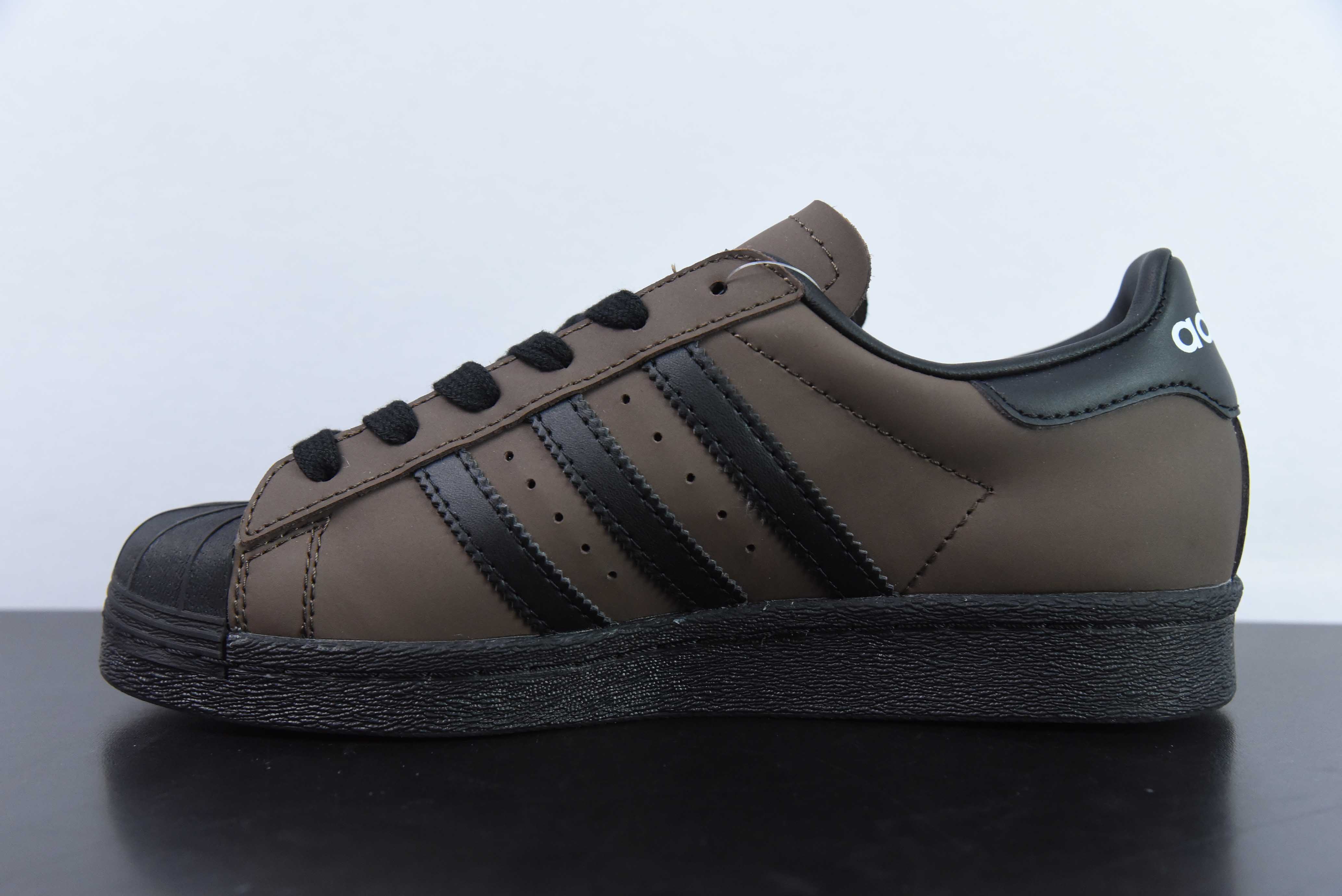 AD 오리지널스 슈퍼스타 82 다크 브라운 블랙 카운터 싱크로 컬러 매칭 클래식 쉘 헤드 시리즈 아이템 번호: IF9034 사이즈: 36-45