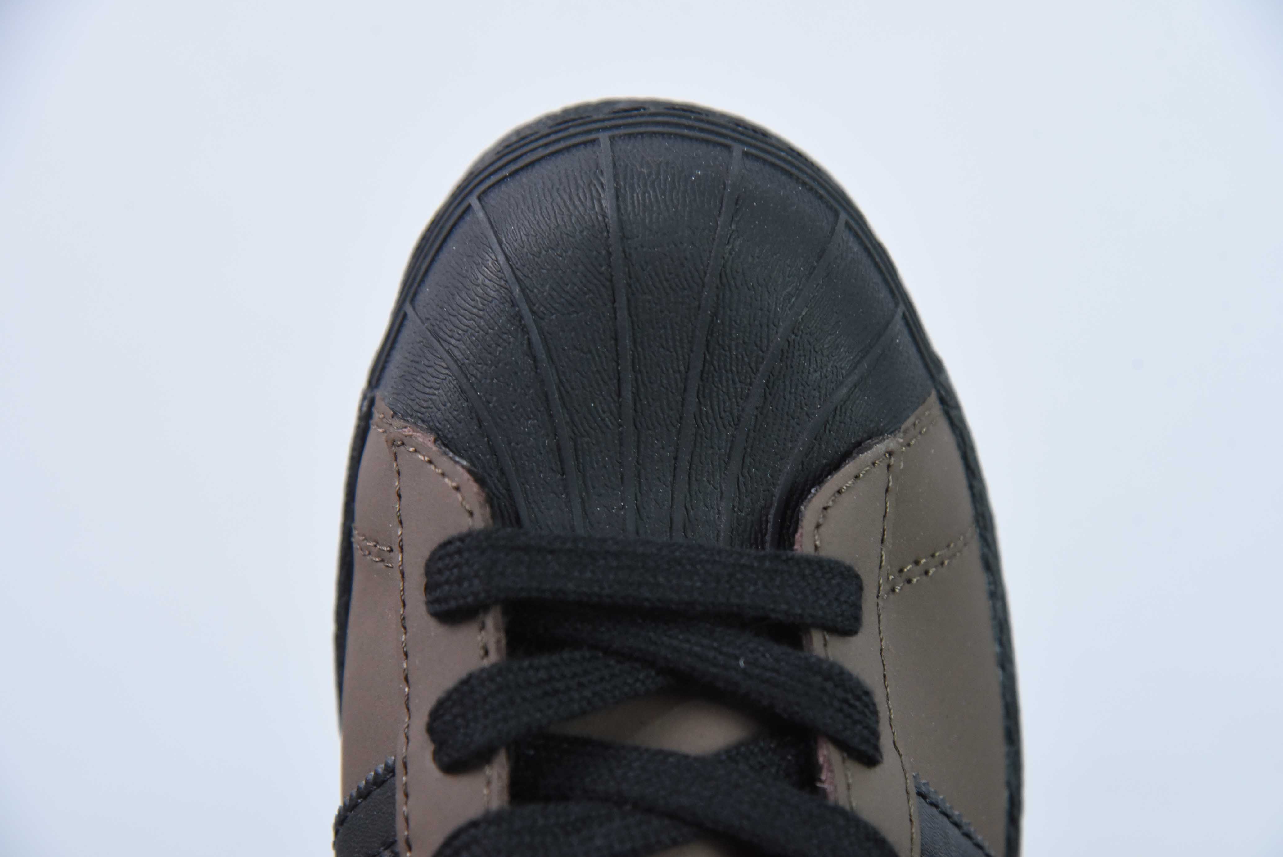 AD 오리지널스 슈퍼스타 82 다크 브라운 블랙 카운터 싱크로 컬러 매칭 클래식 쉘 헤드 시리즈 아이템 번호: IF9034 사이즈: 36-45