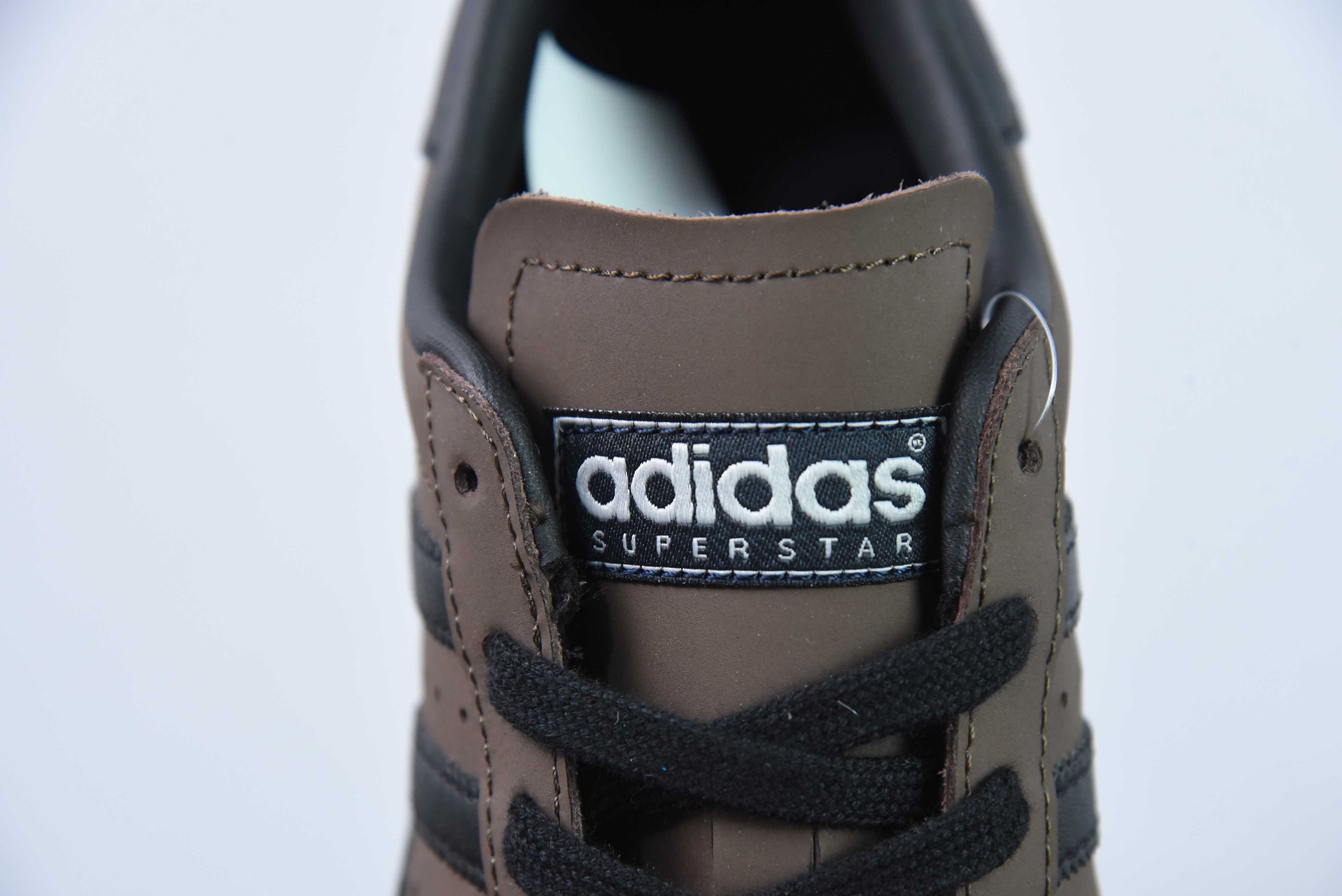 AD 오리지널스 슈퍼스타 82 다크 브라운 블랙 카운터 싱크로 컬러 매칭 클래식 쉘 헤드 시리즈 아이템 번호: IF9034 사이즈: 36-45