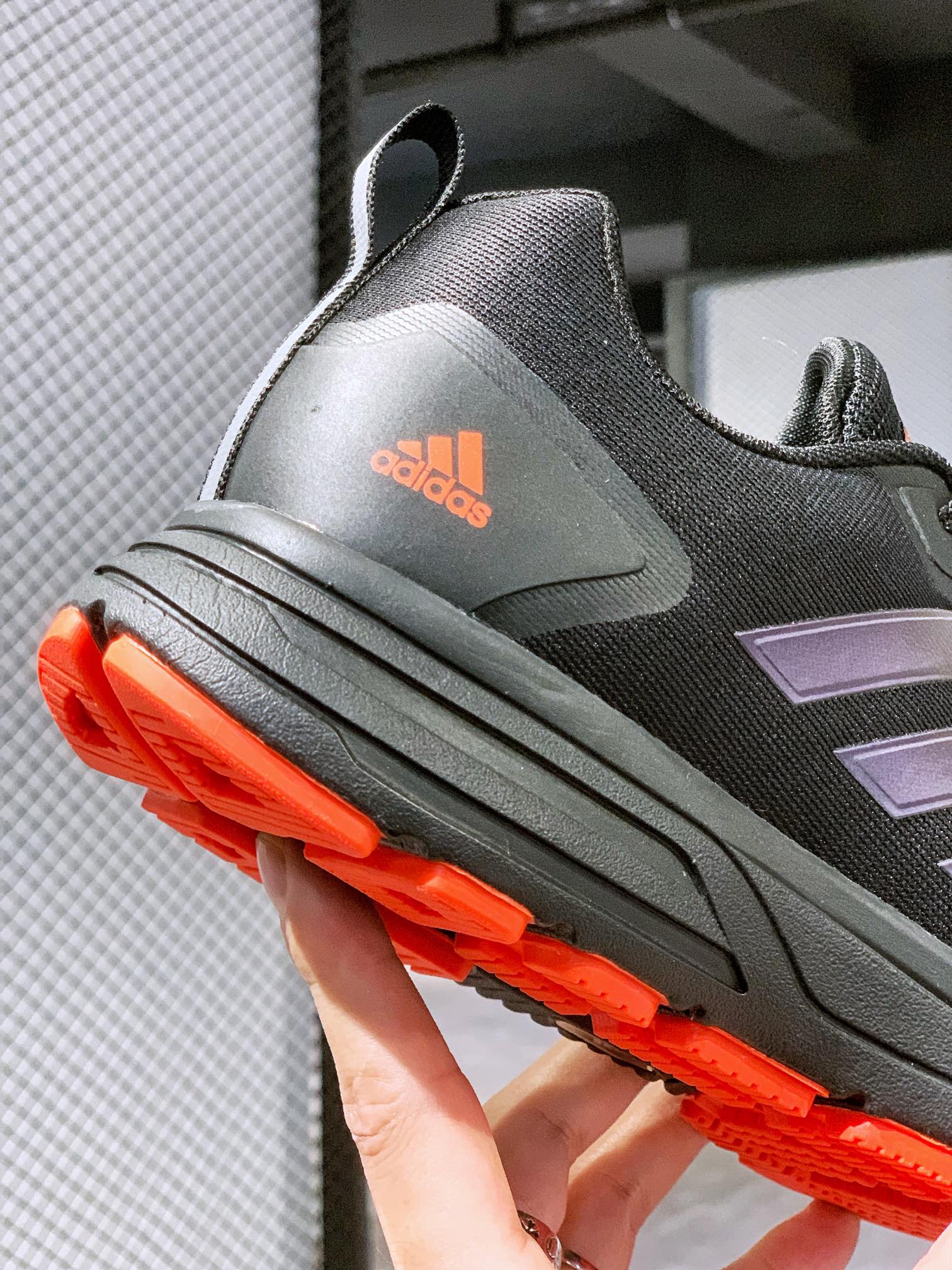 아디다스 나이트 조거 통기성 메시 캐주얼 스니커즈 쿠셔닝 러닝화 아이템 번호 GV7810