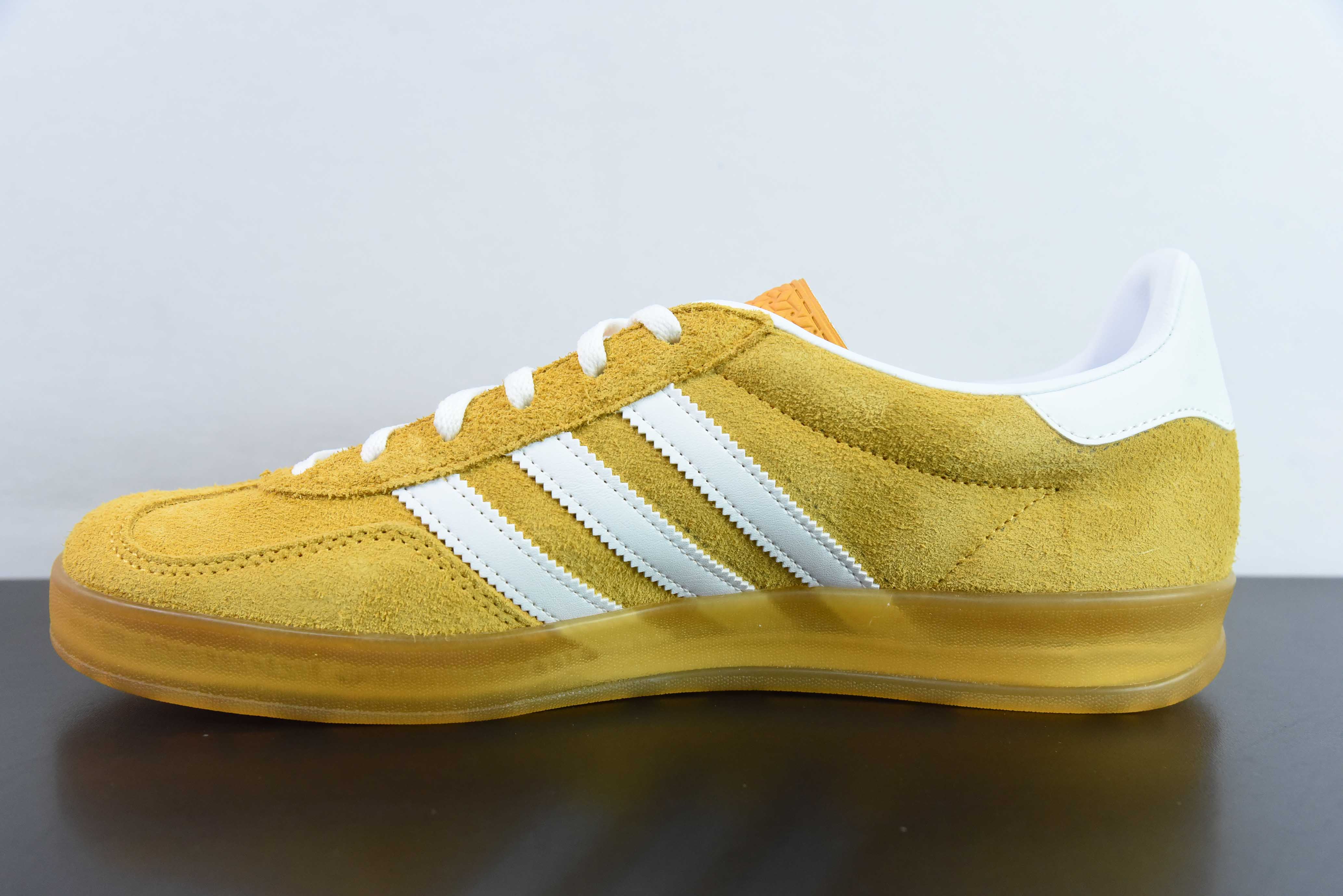 아디다스 가젤 실내 트레이너 로우 탑 레트로 빈티지 다용도 캐주얼 운동화 스웨이드 어스 옐로우 화이트 생고무 솔 아이템 번호: HQ8716 사이즈: 35.5-46