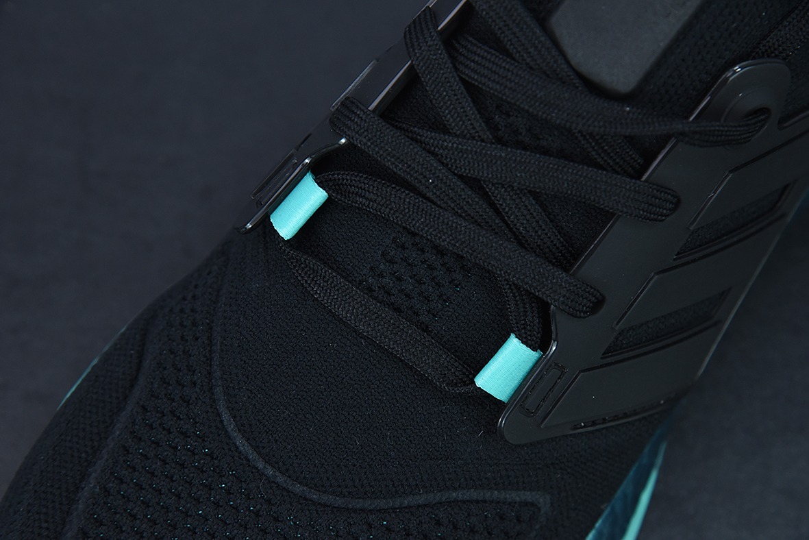 아디다스 울트라 부스트 UB22 LR 울트라 스트레치 팝콘 미드솔 캐주얼 러닝화 울트라 스트레치 쿠셔닝 부스트 미드솔로 특별한 발 느낌을 선사하는 아이템 번호: GX5564 사이즈: 39-48