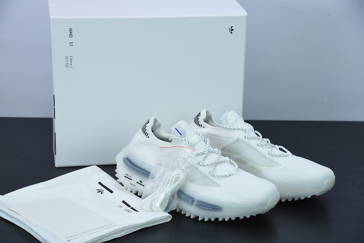 기프트 박스 광고 NMD S1 부스트 팝콘 스포츠 러닝화   화이트 아이템 번호: GZ7900 사이즈: 36-45