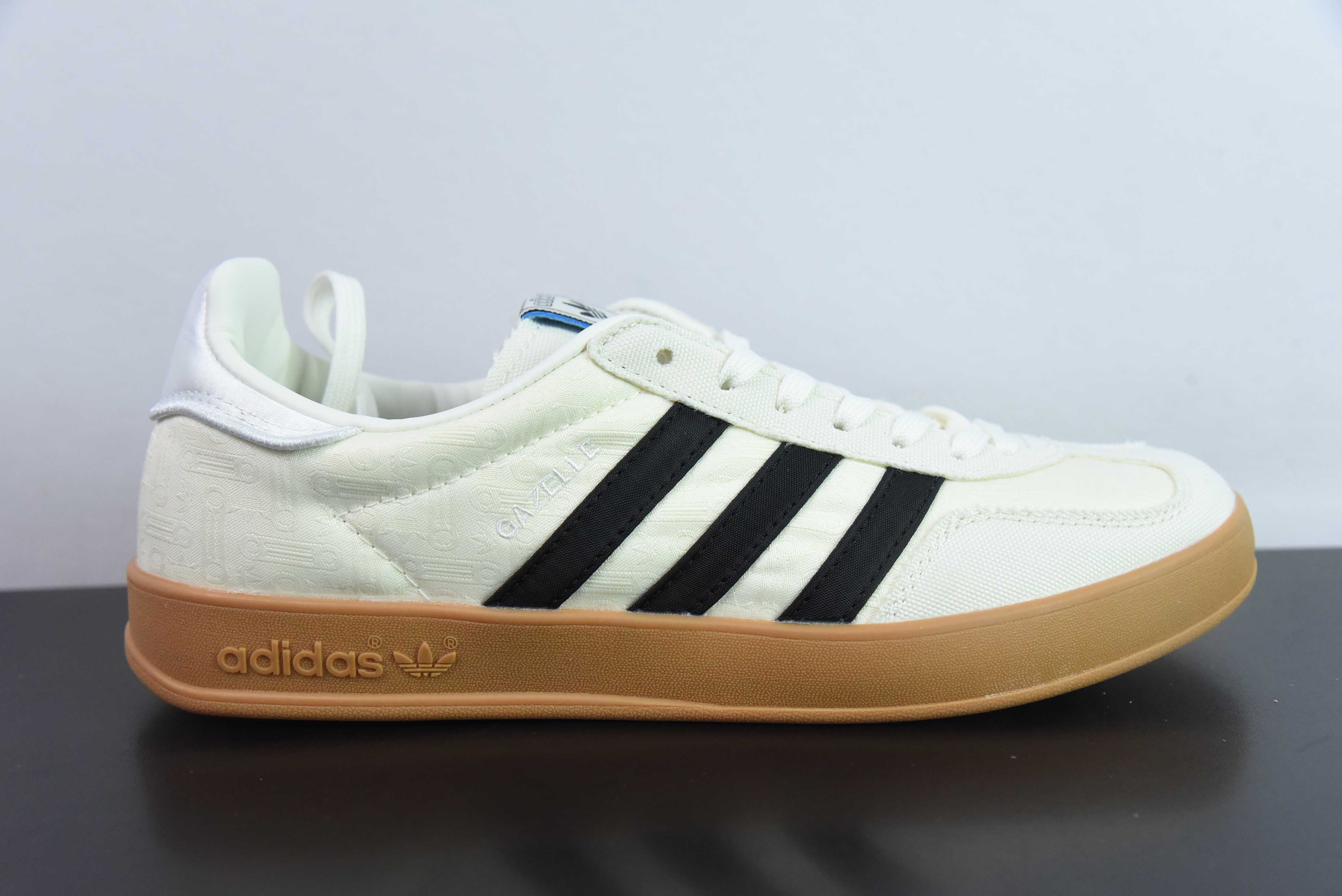 아디다스 아디다스 오리지널스 가젤 인도어 클로버 캐주얼 미끄럼 방지 내마모성 로우탑 보드 슈즈 밀크 화이트 생고무 솔 IG3677 사이즈: 35-45