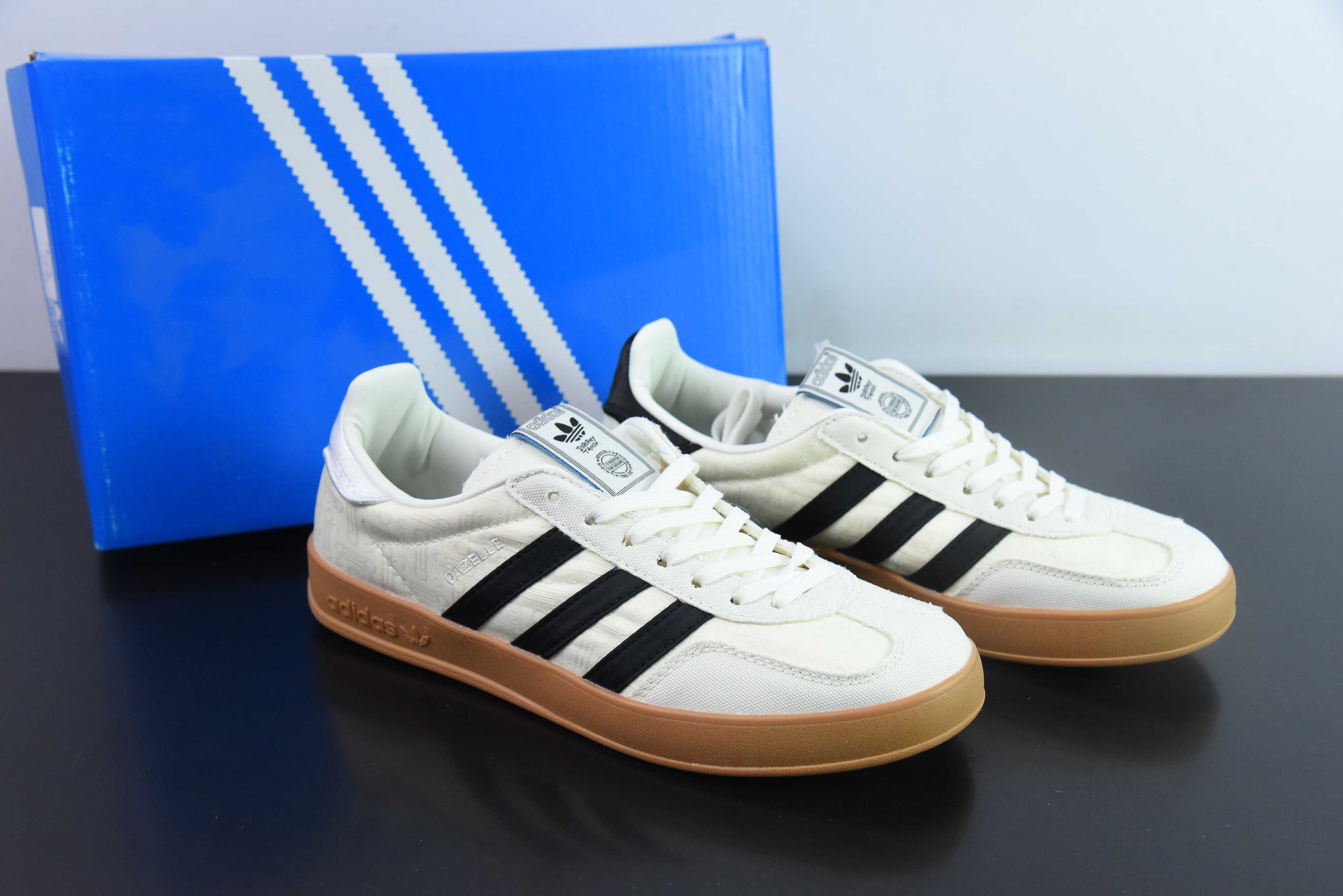 아디다스 아디다스 오리지널스 가젤 인도어 클로버 캐주얼 미끄럼 방지 내마모성 로우탑 보드 슈즈 밀크 화이트 생고무 솔 IG3677 사이즈: 35-45