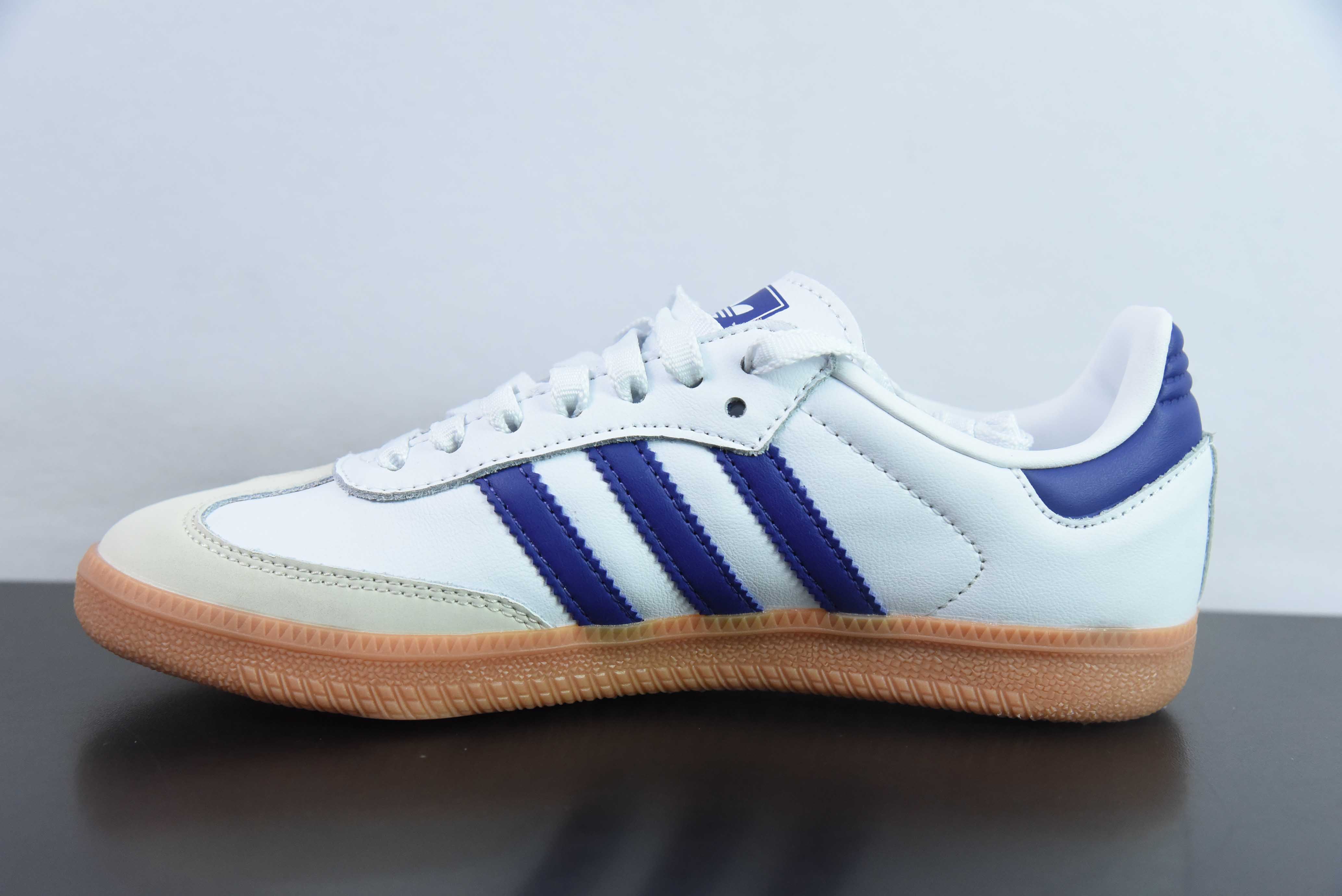 Adi AD 오리지널스 삼바 OG 삼바 시리즈 신사 독일 훈련 축구 스타일 로우 탑 캐주얼 트레이너 가죽 화이트 포도 퍼플 고무 밑창아이템 : IF6514 사이즈 : 36-40