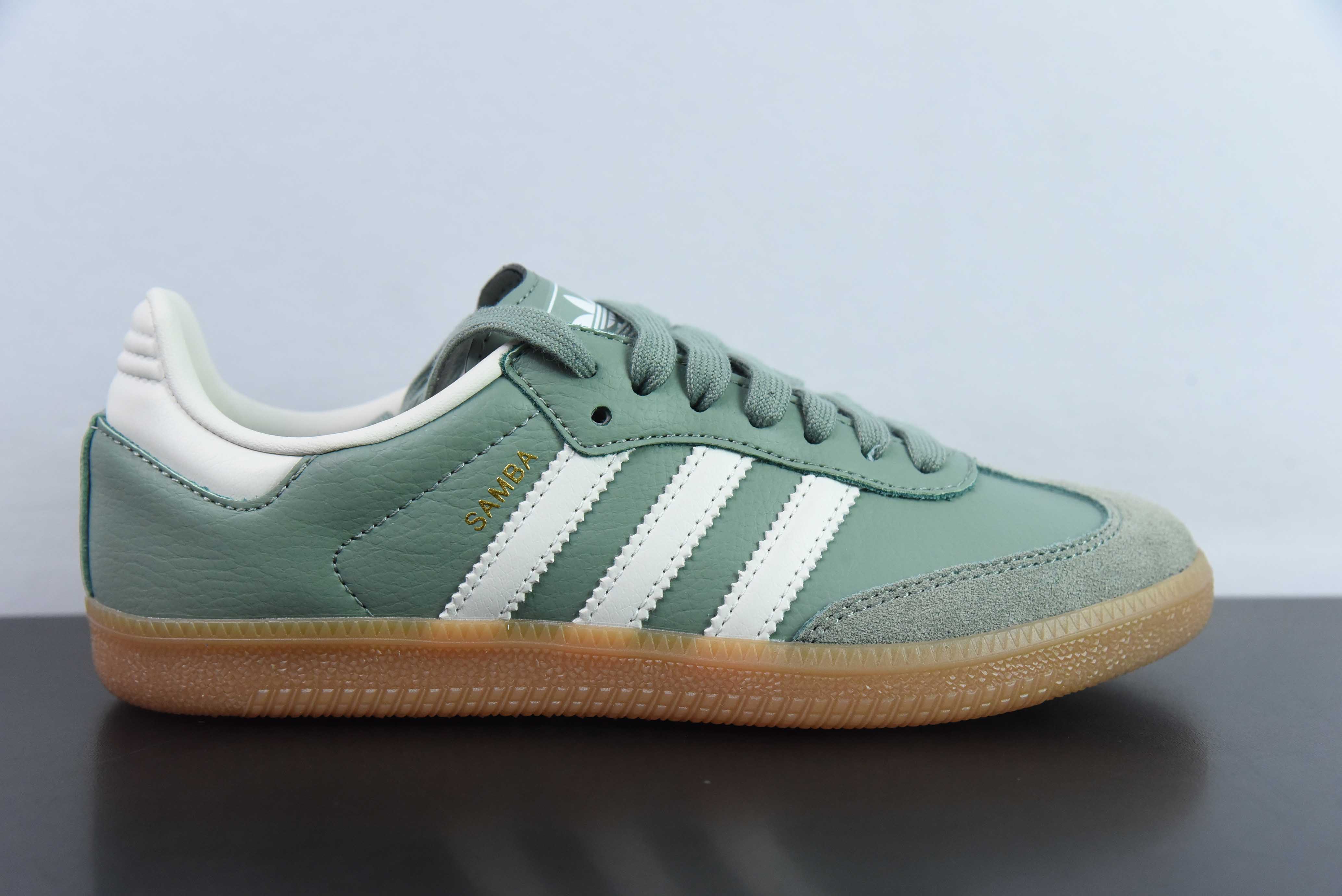 아디다스 오리지널스 삼바 OG 삼바 시리즈 신사 모럴 트레이닝 축구 스타일 백 로우 캐주얼 트레이너 아이템: IE7011 사이즈: 36-40