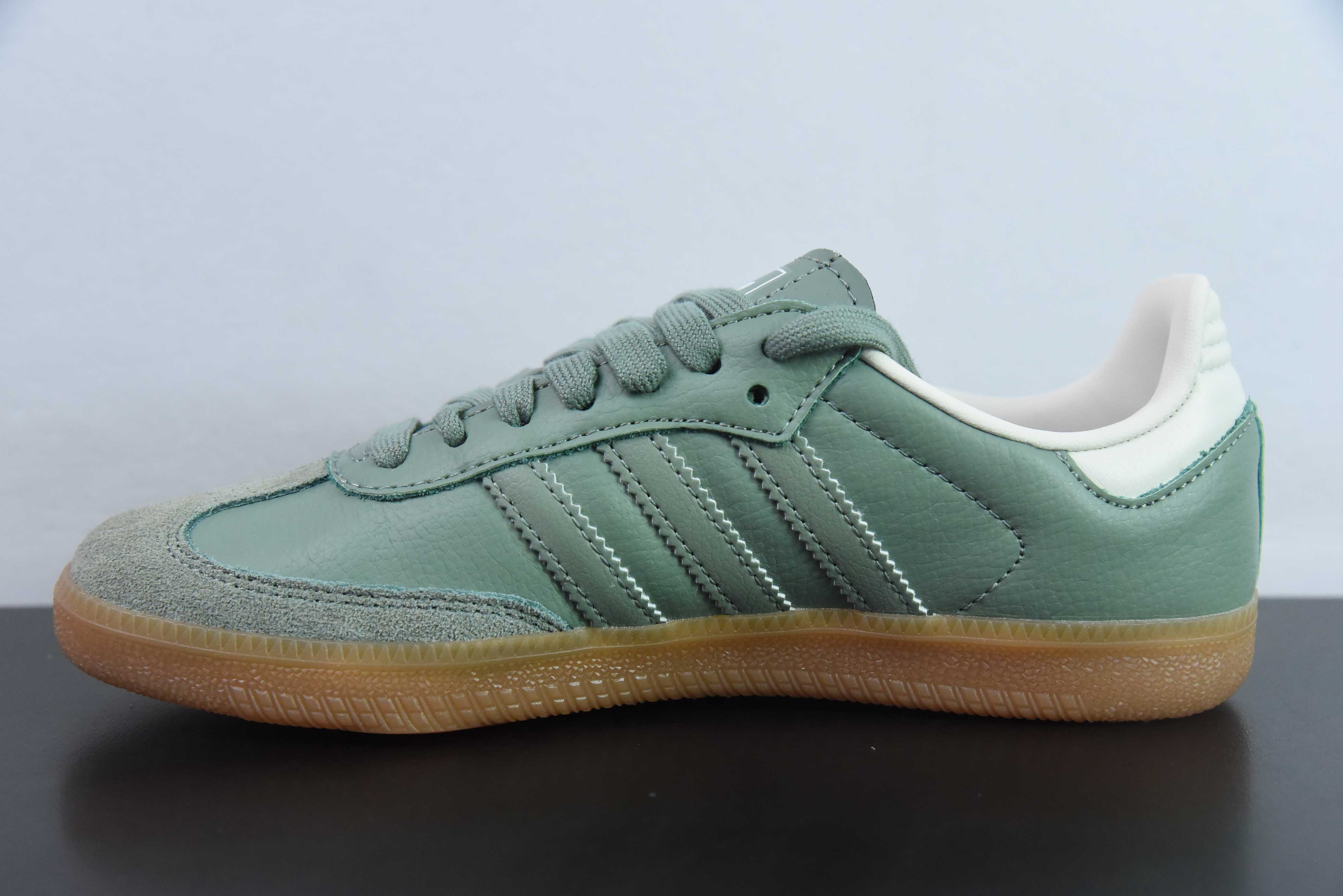 아디다스 오리지널스 삼바 OG 삼바 시리즈 신사 모럴 트레이닝 축구 스타일 백 로우 캐주얼 트레이너 아이템: IE7011 사이즈: 36-40