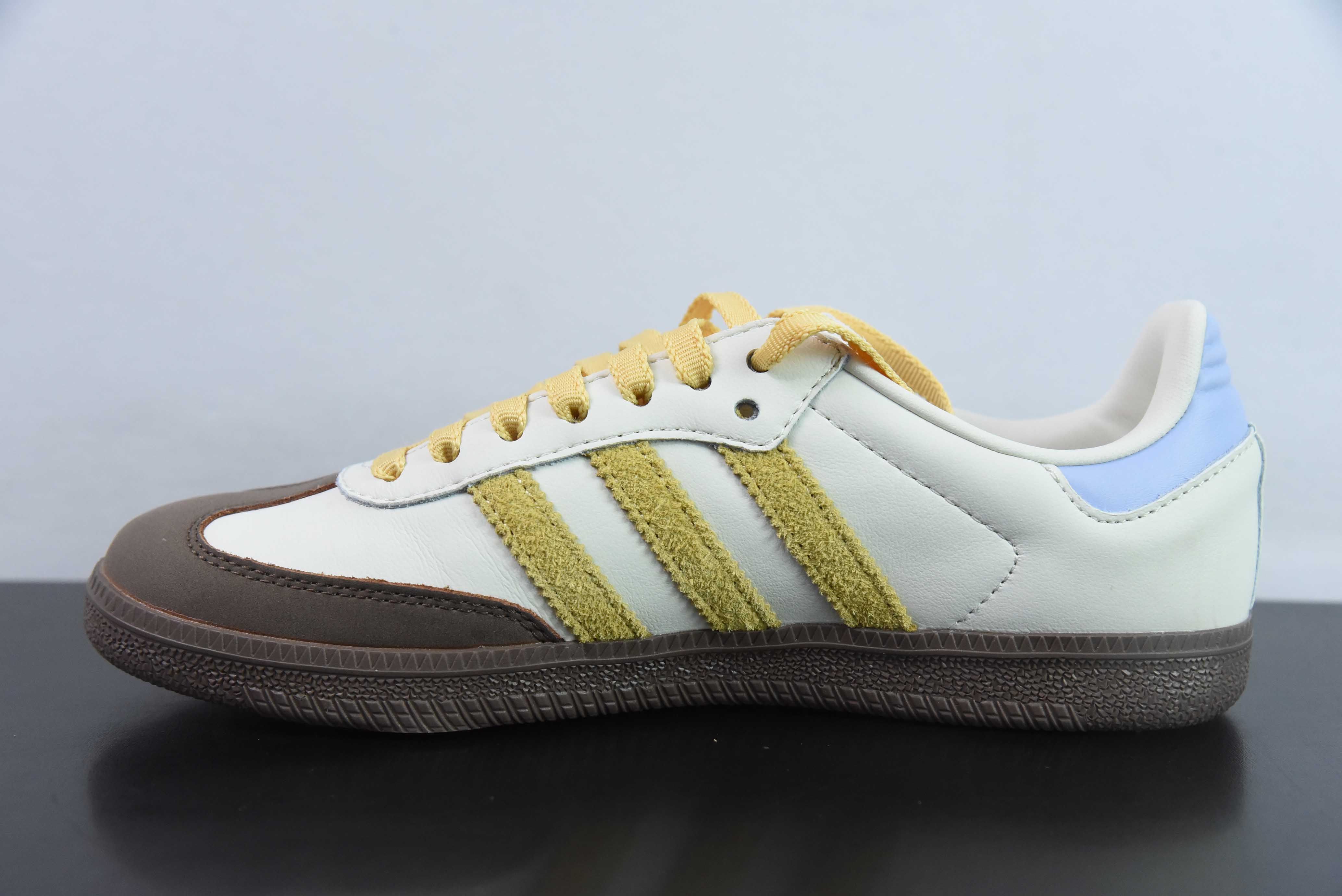 아디다스 오리지널스 삼바 OG 삼바 시리즈 신사 축구 스타일 로우탑 캐주얼 트레이너 아이템 번호: IE0875 사이즈: 36-40