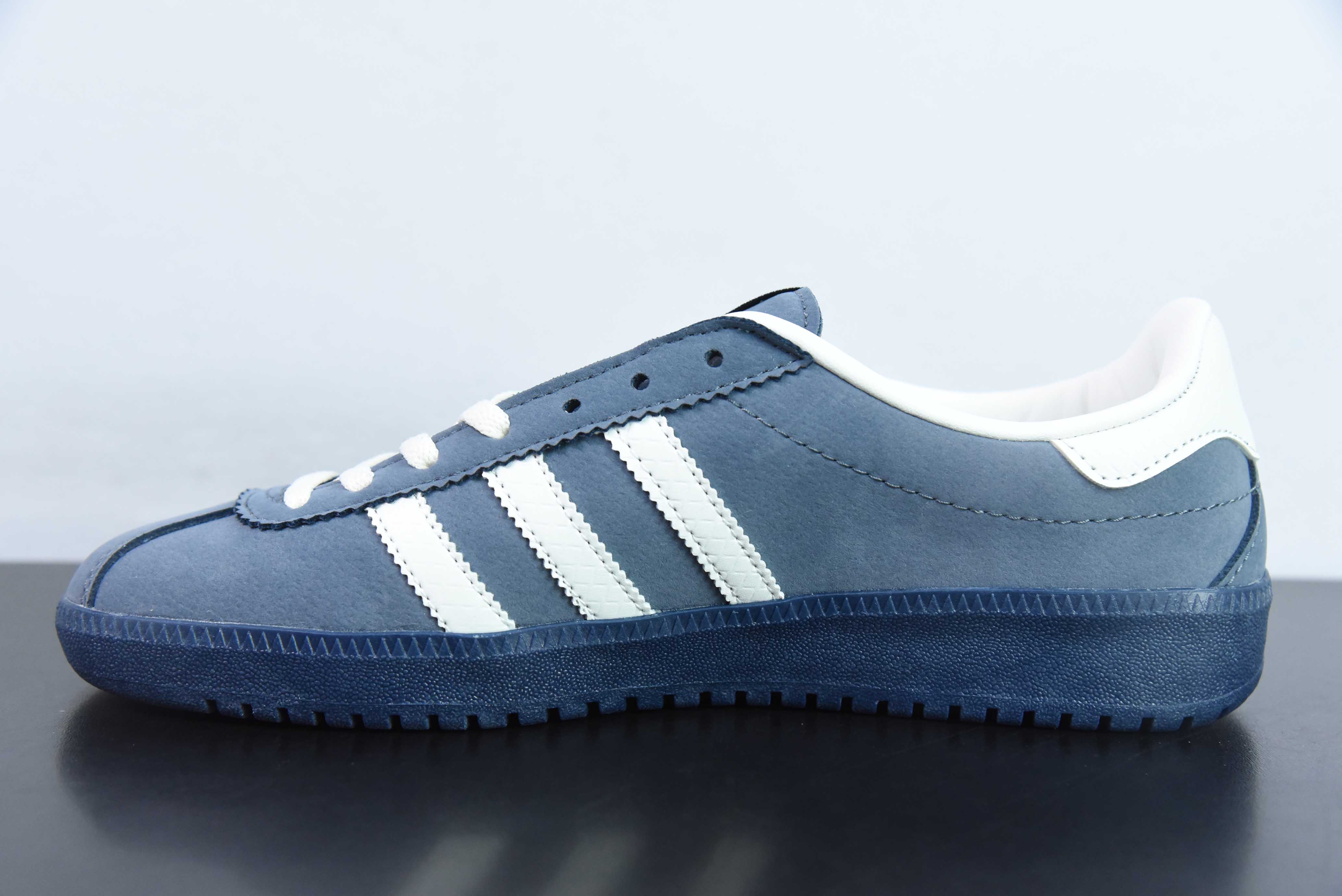 아디다스 오리지널스 버뮤다 마카롱 컬러 누벅 스웨이드 미끄럼 방지 경량 로우탑 보드숏 아이템 번호: IF6558 사이즈: 36-45