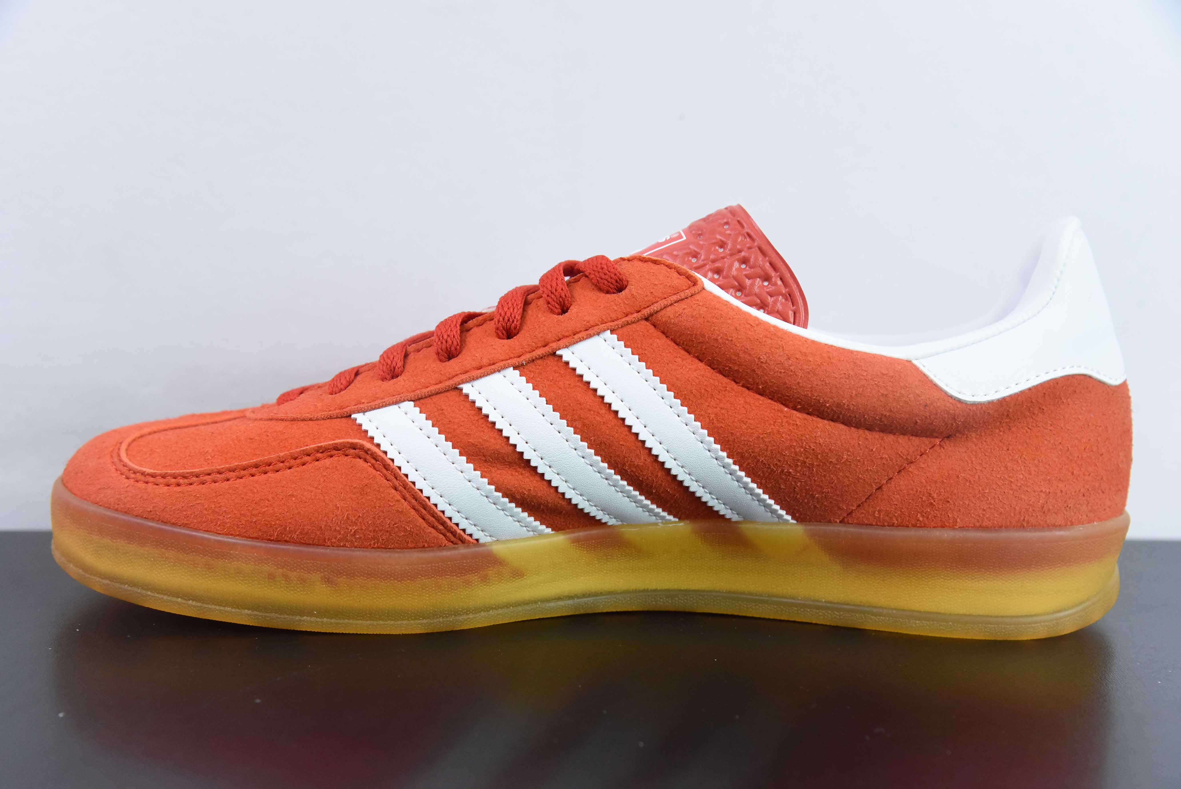 AD 가젤 실내 트레이너 레트로 다목적 캐주얼 운동 독일 트레이닝 스타일 보드 슈즈 오렌지 HQ8718 사이즈: 35.5-46