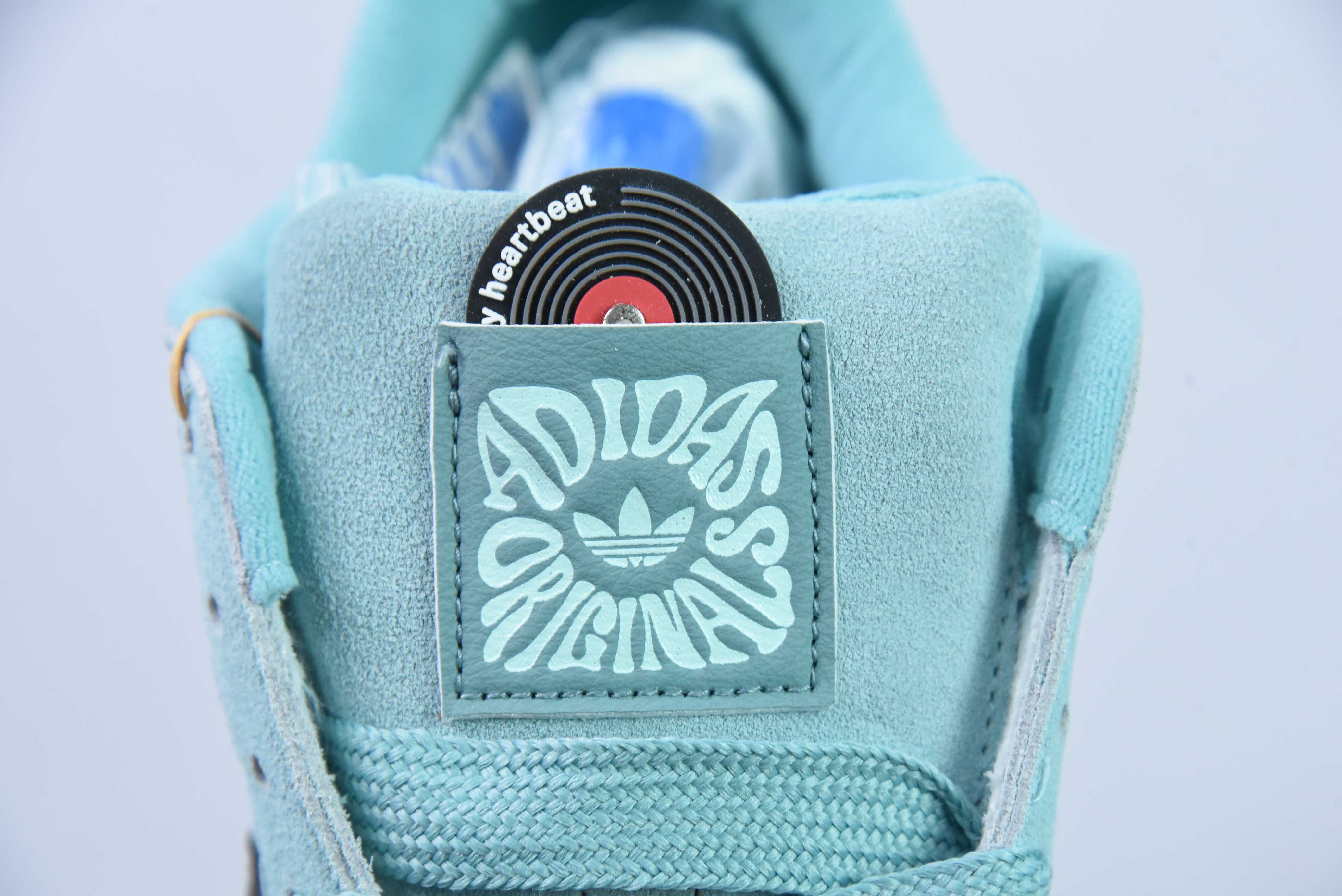 광고 오리지널스 캠퍼스 00년대 대학 시리즈 브레드 스타일 레트로 캐주얼 스니커즈 아이템 번호: ID6248 사이즈: 36-45