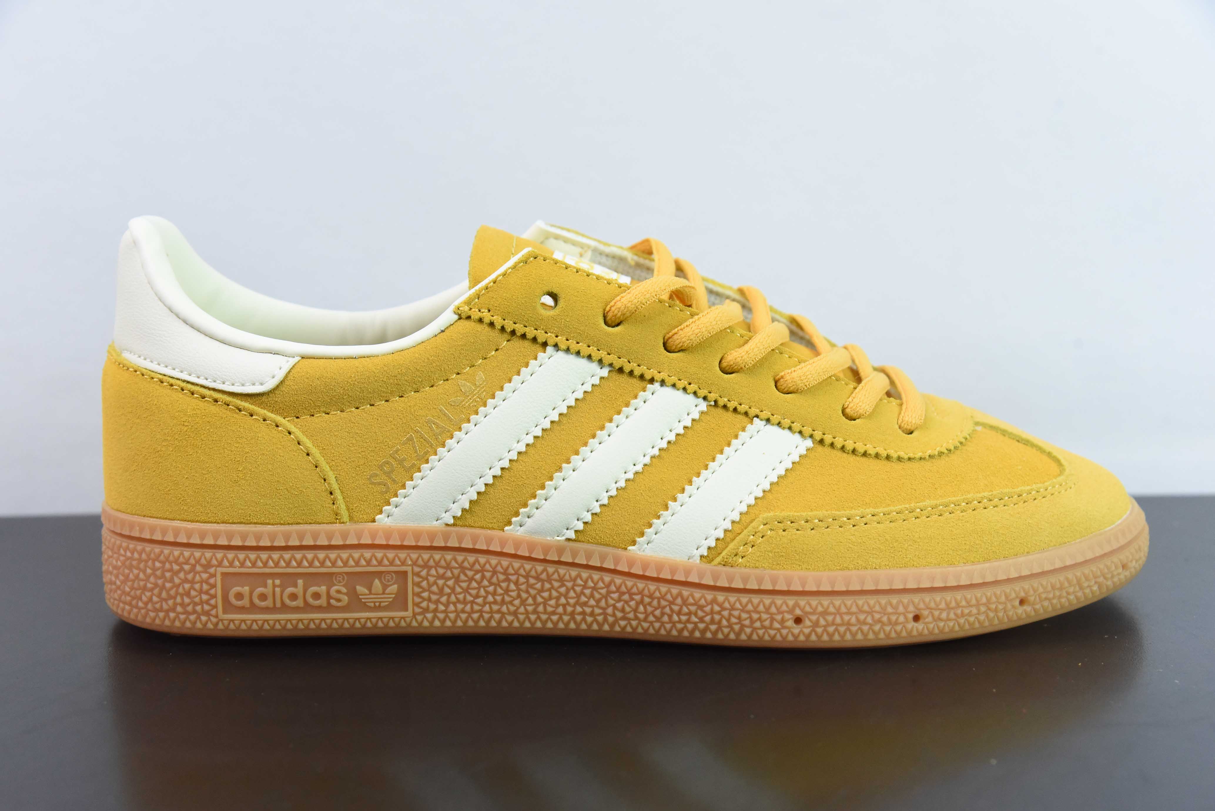 아디다스 핸드볼 스페시알 아디다스 클래식 빈티지 캐주얼 슈즈 상품 번호: IF7088 사이즈: 36-45