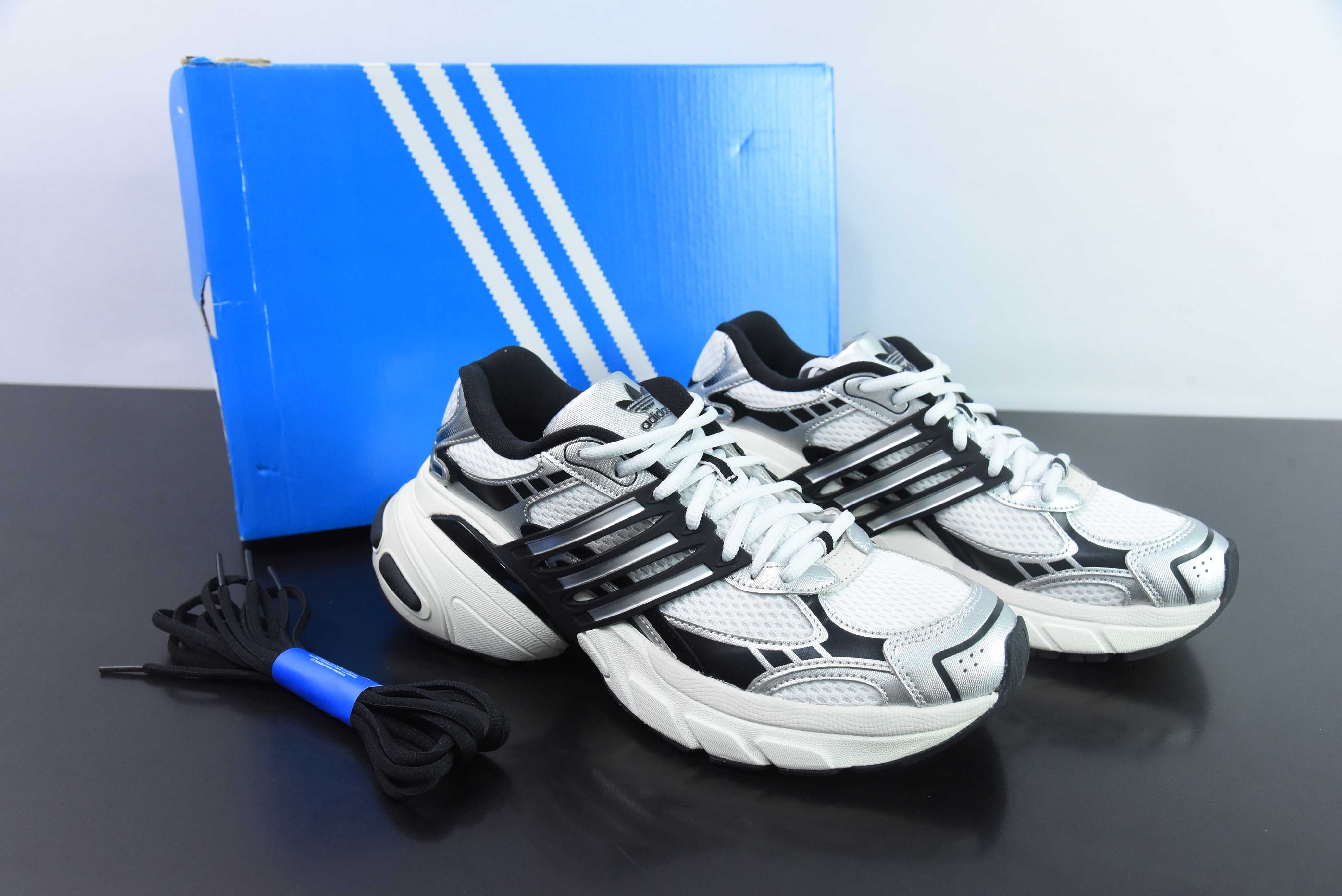 아디스타 XLG 아디 컴포트 미끄럼 방지 로우탑 운동화 아이템 번호: IH3381 사이즈: 36-45