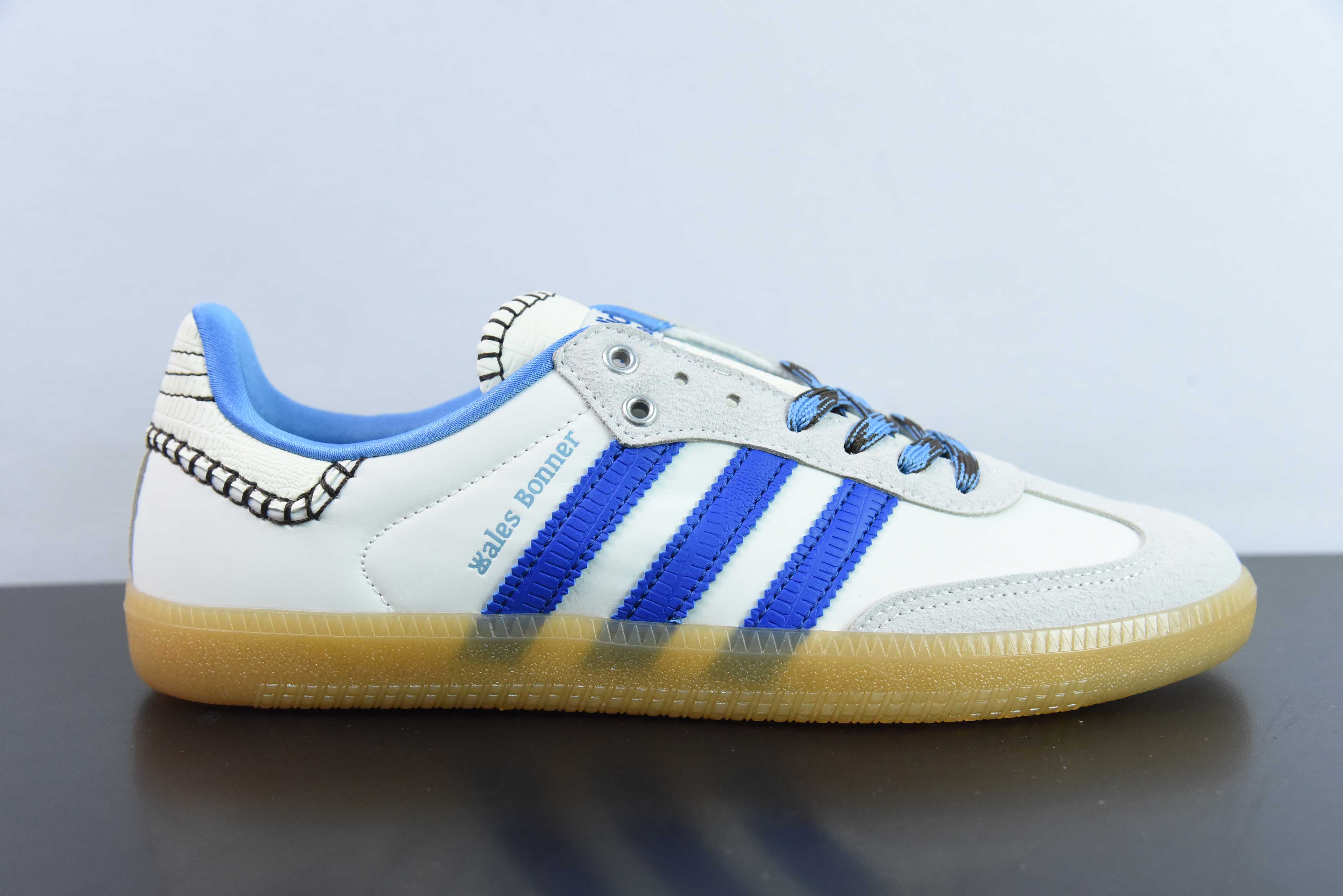 WB 공동 브랜드 베이지 블루 아디다스 클로버 IH7756 웨일즈 보너 x 아디다스 오리지널스 삼바 통기성과 논슬립 로우탑 보드쇼츠 사이즈: 36-45 하프 사이즈