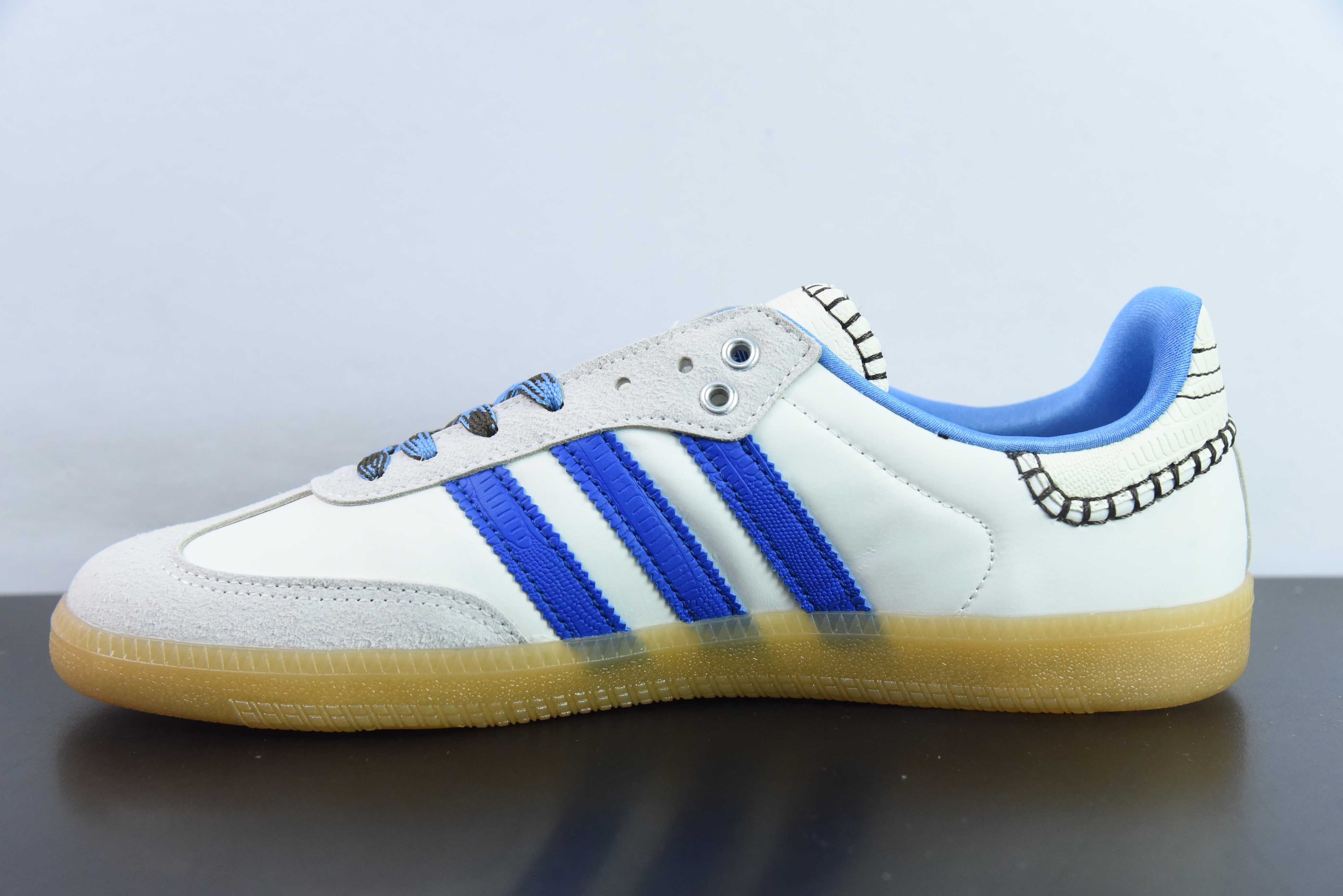 WB 공동 브랜드 베이지 블루 아디다스 클로버 IH7756 웨일즈 보너 x 아디다스 오리지널스 삼바 통기성과 논슬립 로우탑 보드쇼츠 사이즈: 36-45 하프 사이즈