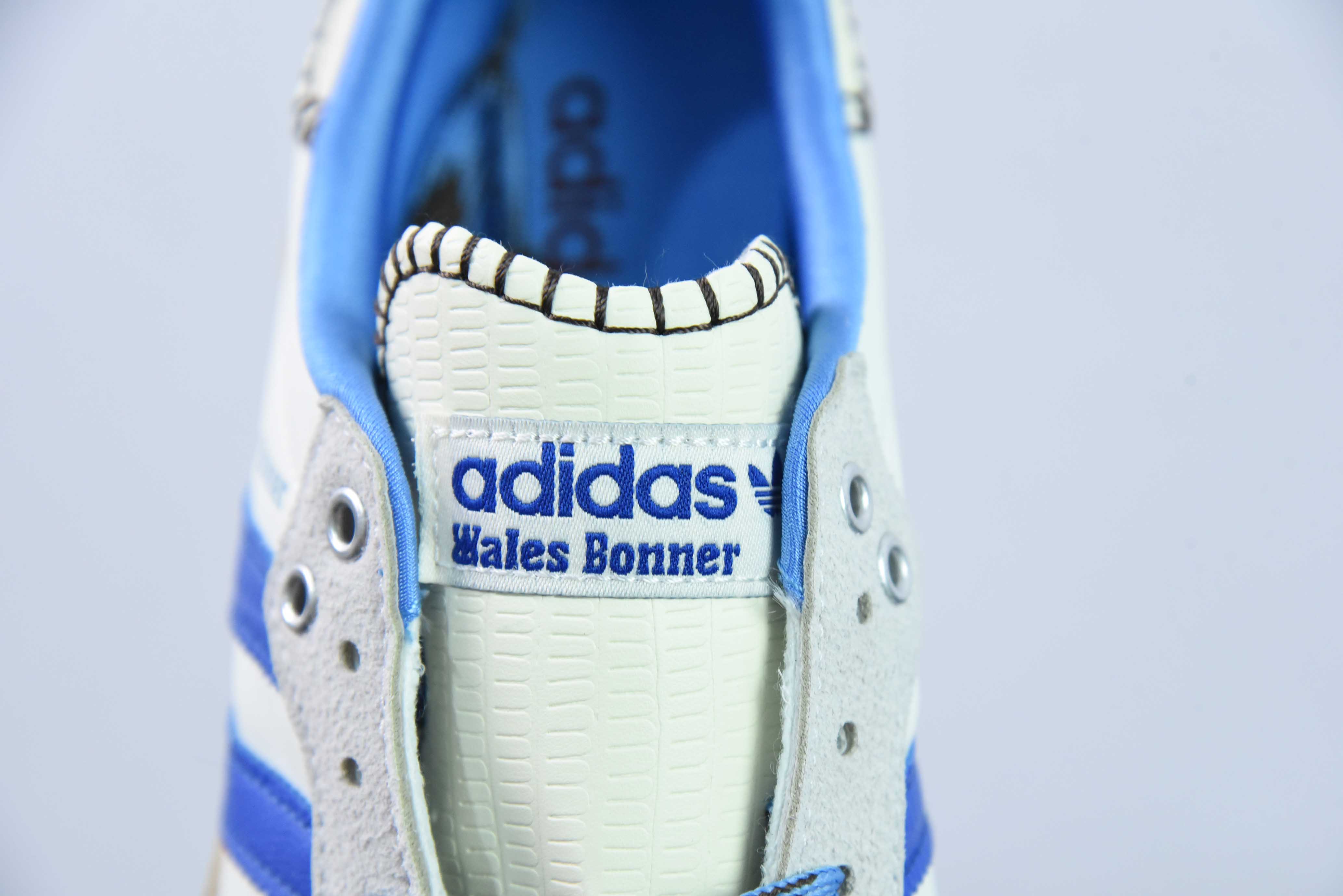 WB 공동 브랜드 베이지 블루 아디다스 클로버 IH7756 웨일즈 보너 x 아디다스 오리지널스 삼바 통기성과 논슬립 로우탑 보드쇼츠 사이즈: 36-45 하프 사이즈