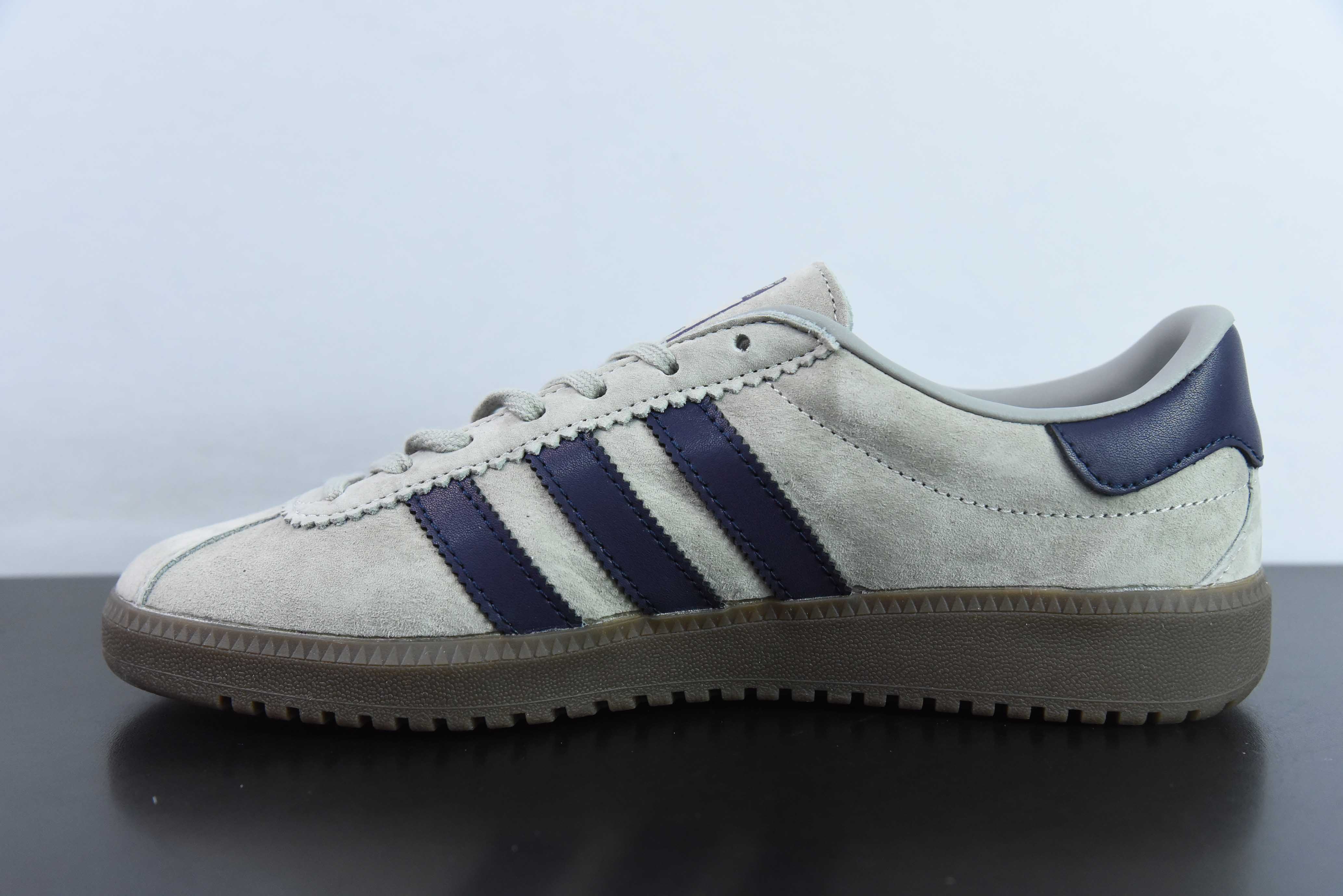 아디다스 오리지널스 버뮤다 스웨이드 논슬립 내마모 경량 로우탑 보드숏 아이템 번호: JI4280 사이즈: 36-45