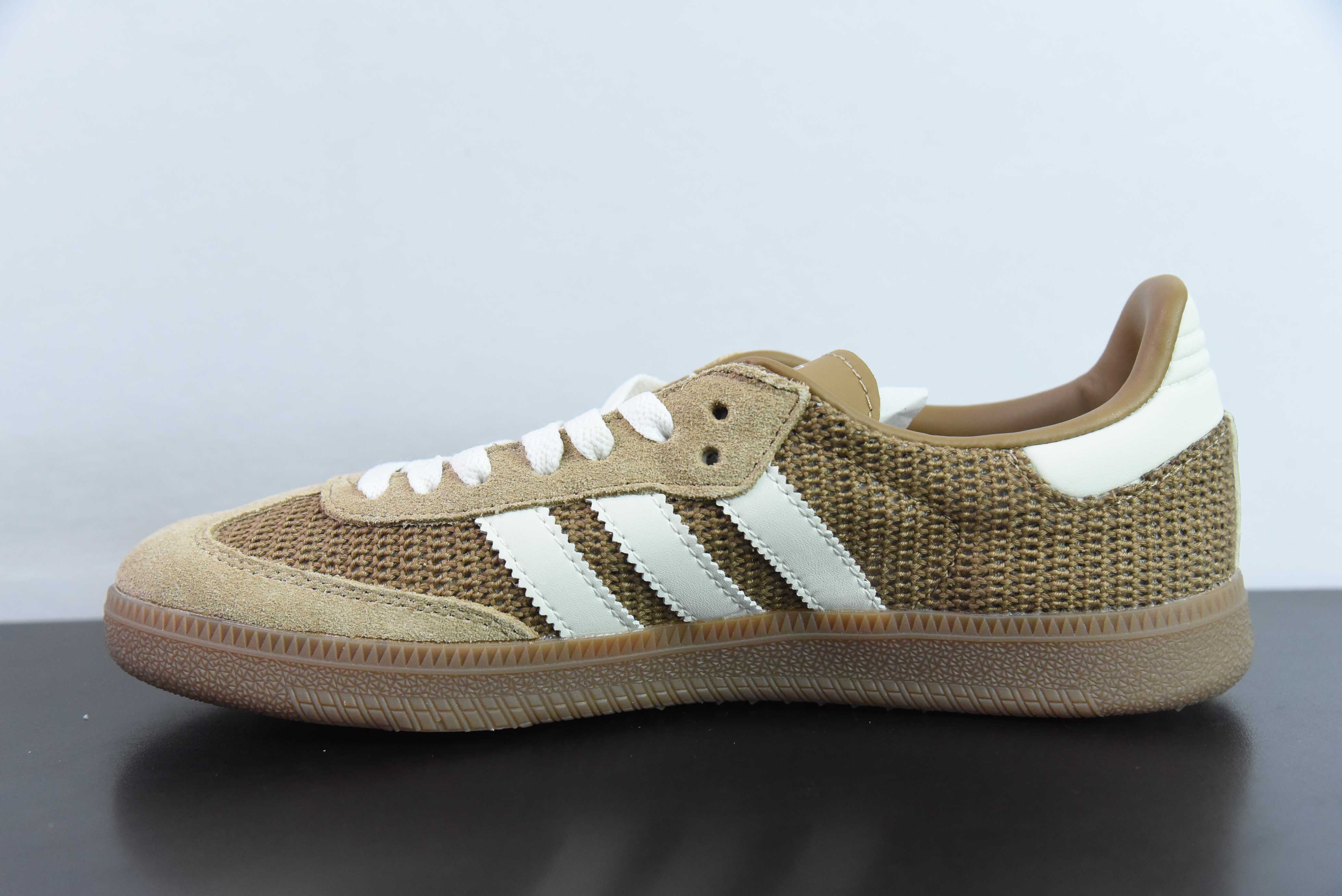 아디다스 오리지널스 삼바 오그 삼바 시리즈 신사 독일 트레이닝 축구 스타일 백 로우탑 캐주얼 트레이너 아이템 번호: IG1379 사이즈: 36-45