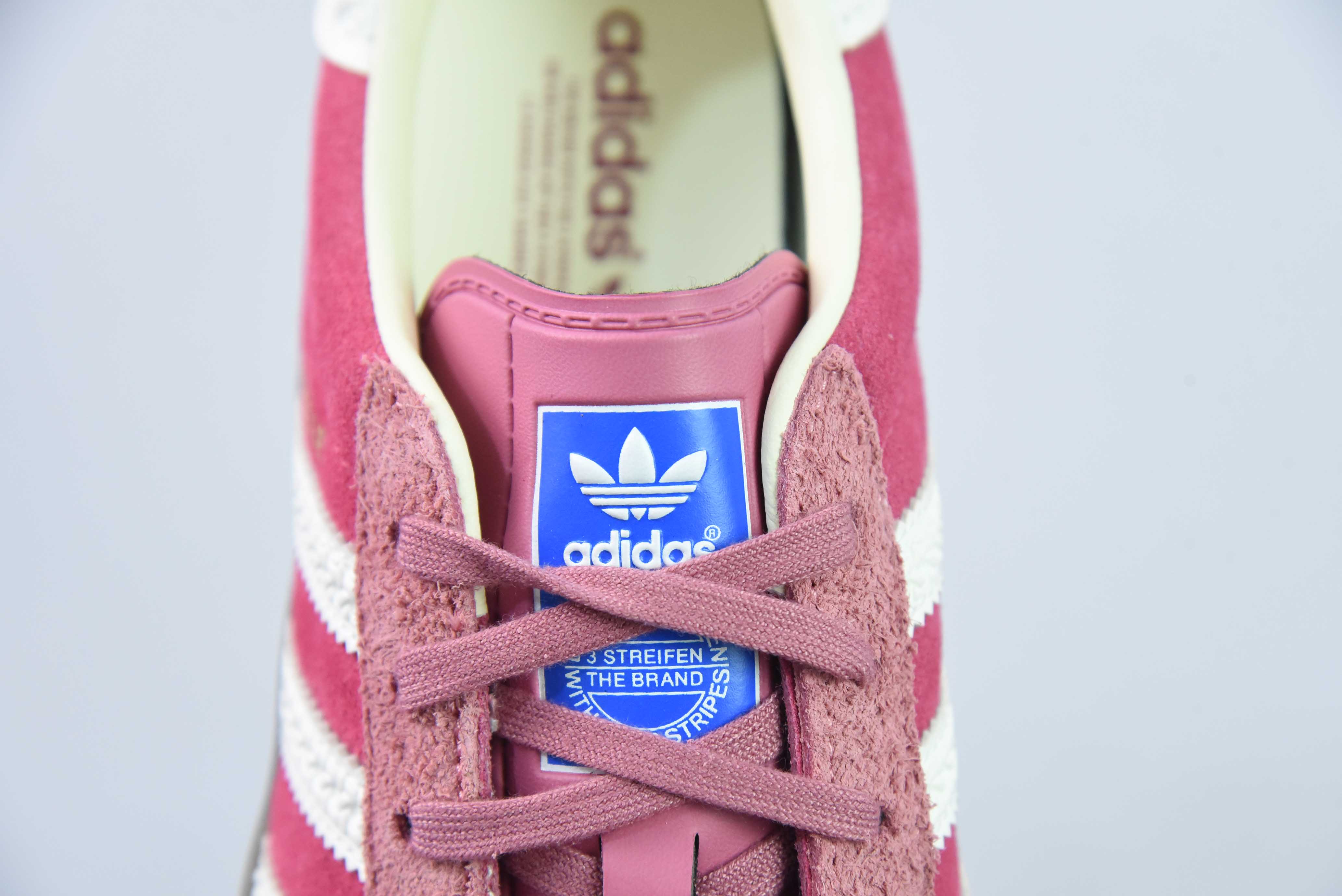 AD 가젤 실내 트레이너 레트로 백 백 매칭 캐주얼 스포츠 독일 트레이닝 스타일 보드 슈즈 스트로베리 베어의 올바른 버전 아이템 번호: IF1809 사이즈: 36-39