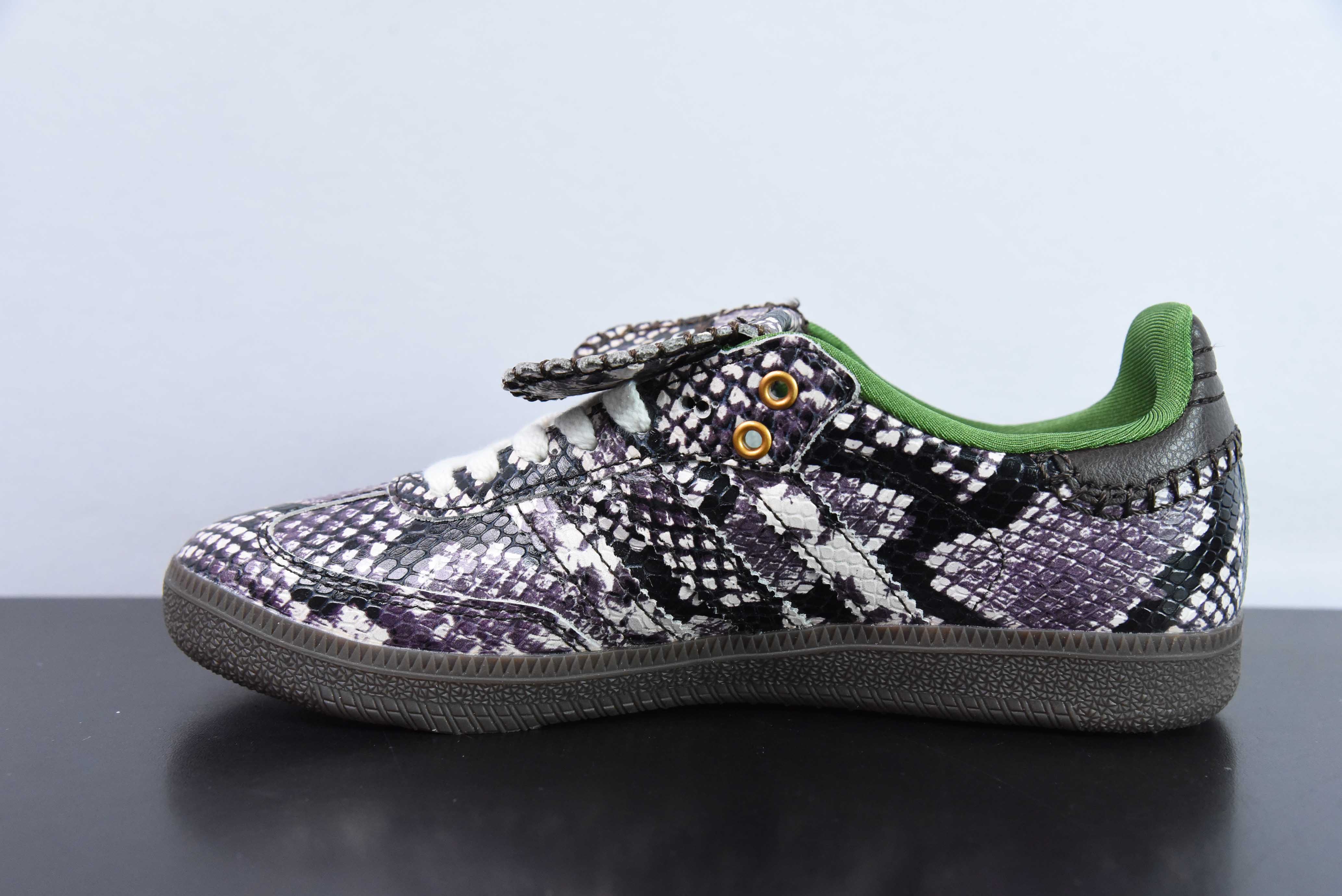 웨일즈 보너 x AD 오리지널스 삼바 블랙 그린 퍼플 스네이크 프린트 공동 브랜드 라운드 토 클로버 삼바 스니커즈 아이템 번호: IH3262 사이즈: 35-45