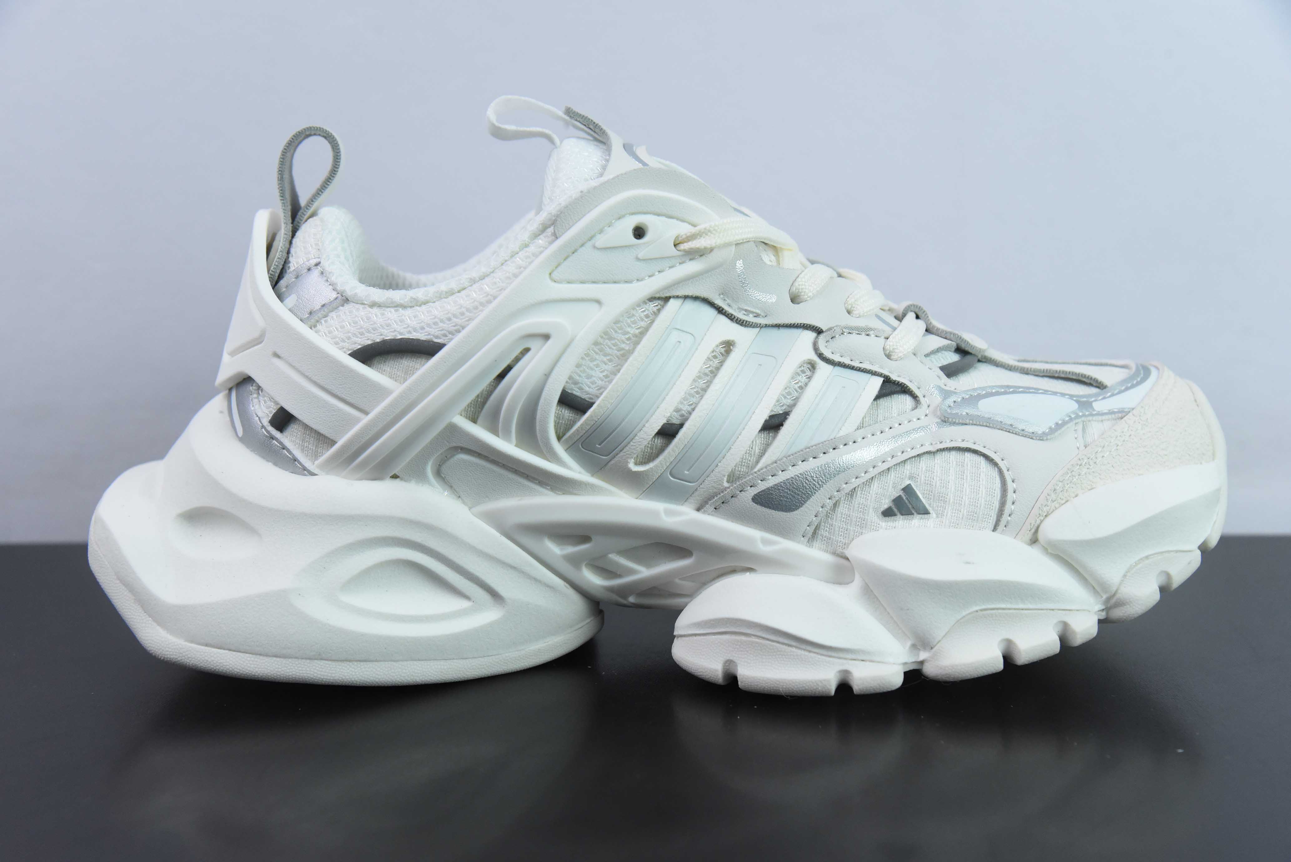 아디다스 XLG 러너 디럭스 로우 탑 두꺼운 바닥 높이 팝 스타일 레트로 쿠션 캐주얼 스포츠 조깅화 밀크 화이트 실버IH7795 시리즈 러너 디럭스 에디션 사이즈 : 36-45