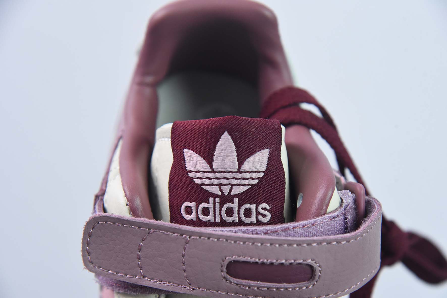 KAJE97977036 포럼 84 로우 클래식 벨크로 레트로 보드 슈즈 남녀 트렌드 헤드 레이어 가죽 캐주얼 슈즈 아디 84 클로버 아이템: HQ6941 사이즈: 36-45