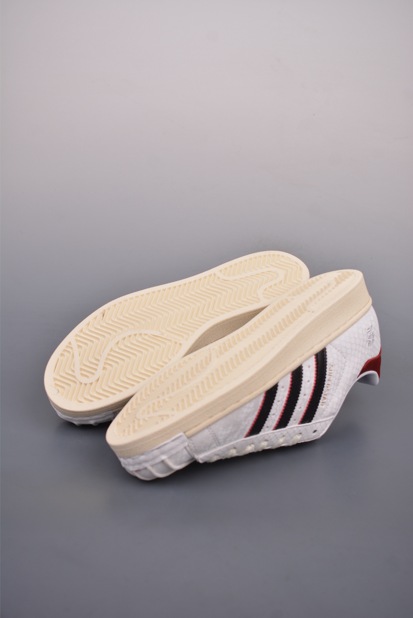 아디다스 오리지널 상품 번호: IR8036