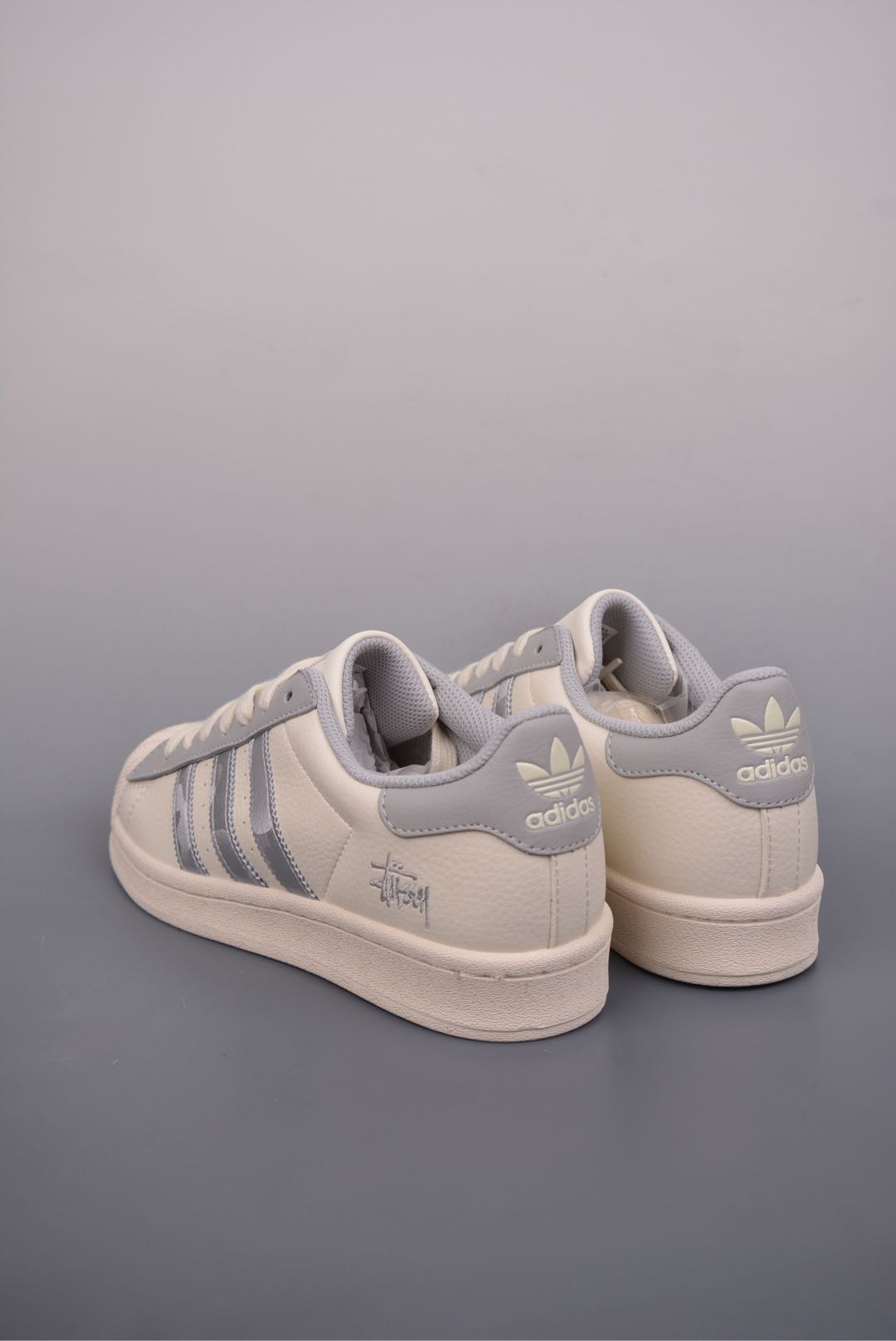 아디다스 오리지널 상품 번호: BZ2503