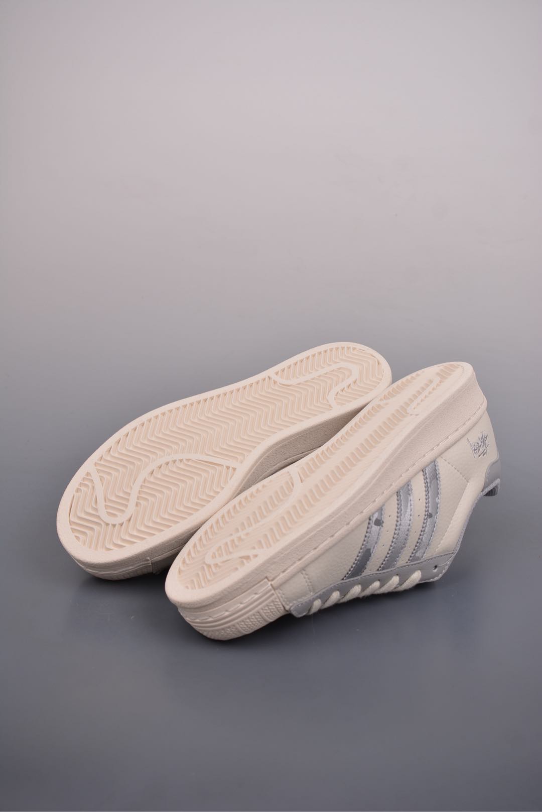 아디다스 오리지널 상품 번호: BZ2503