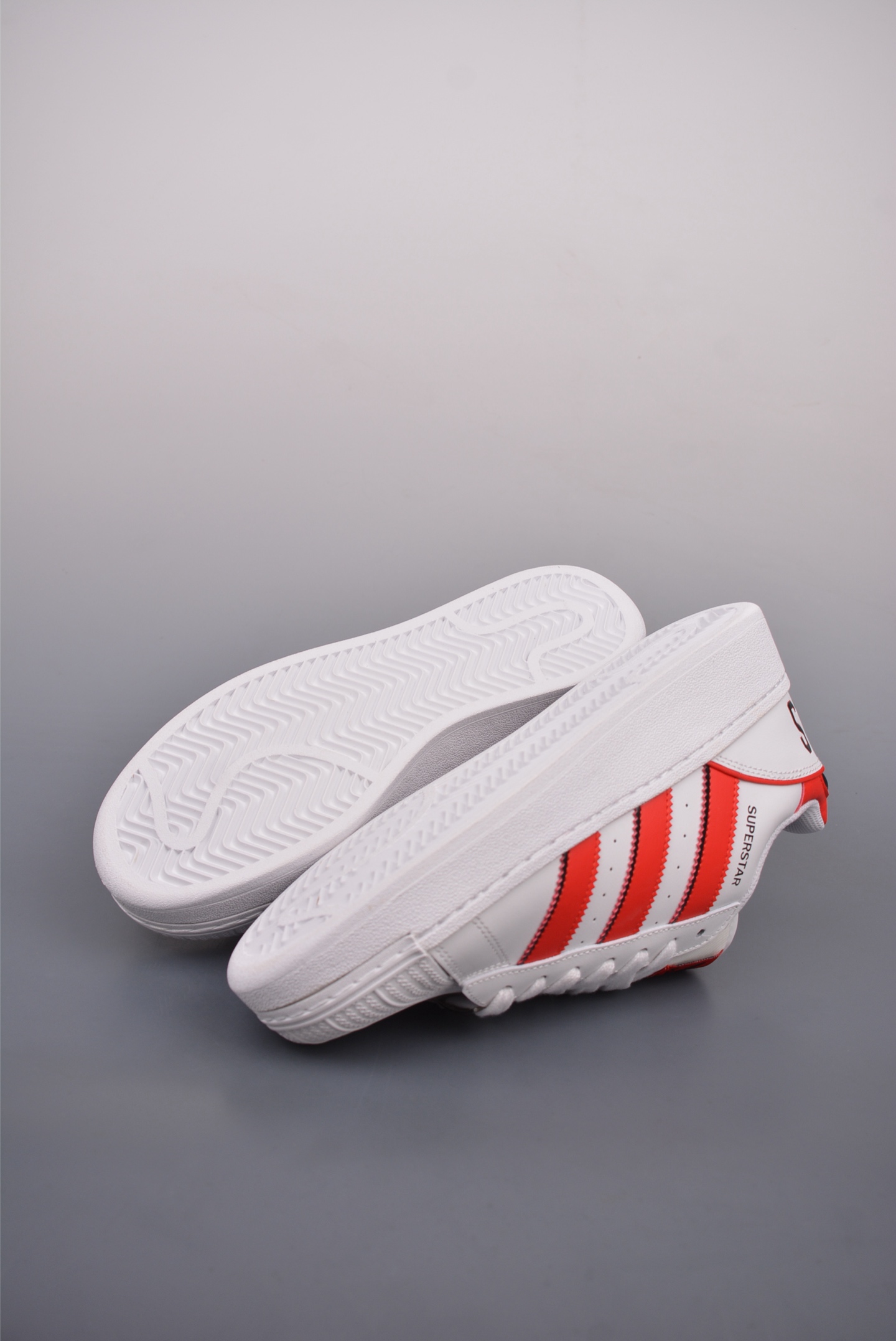 아디다스 오리지널 상품 번호: IF6144