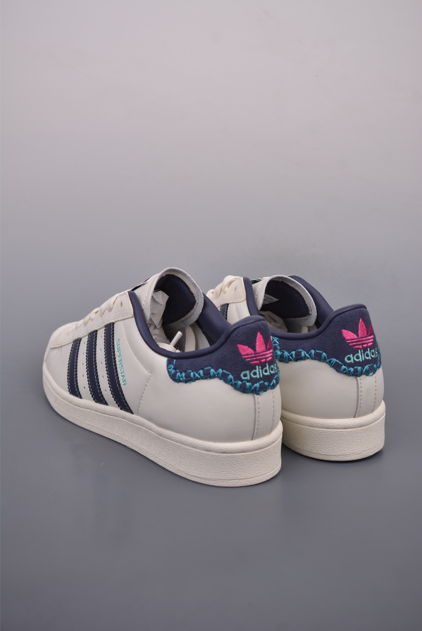 아디다스 오리지널 상품 번호: ID1139