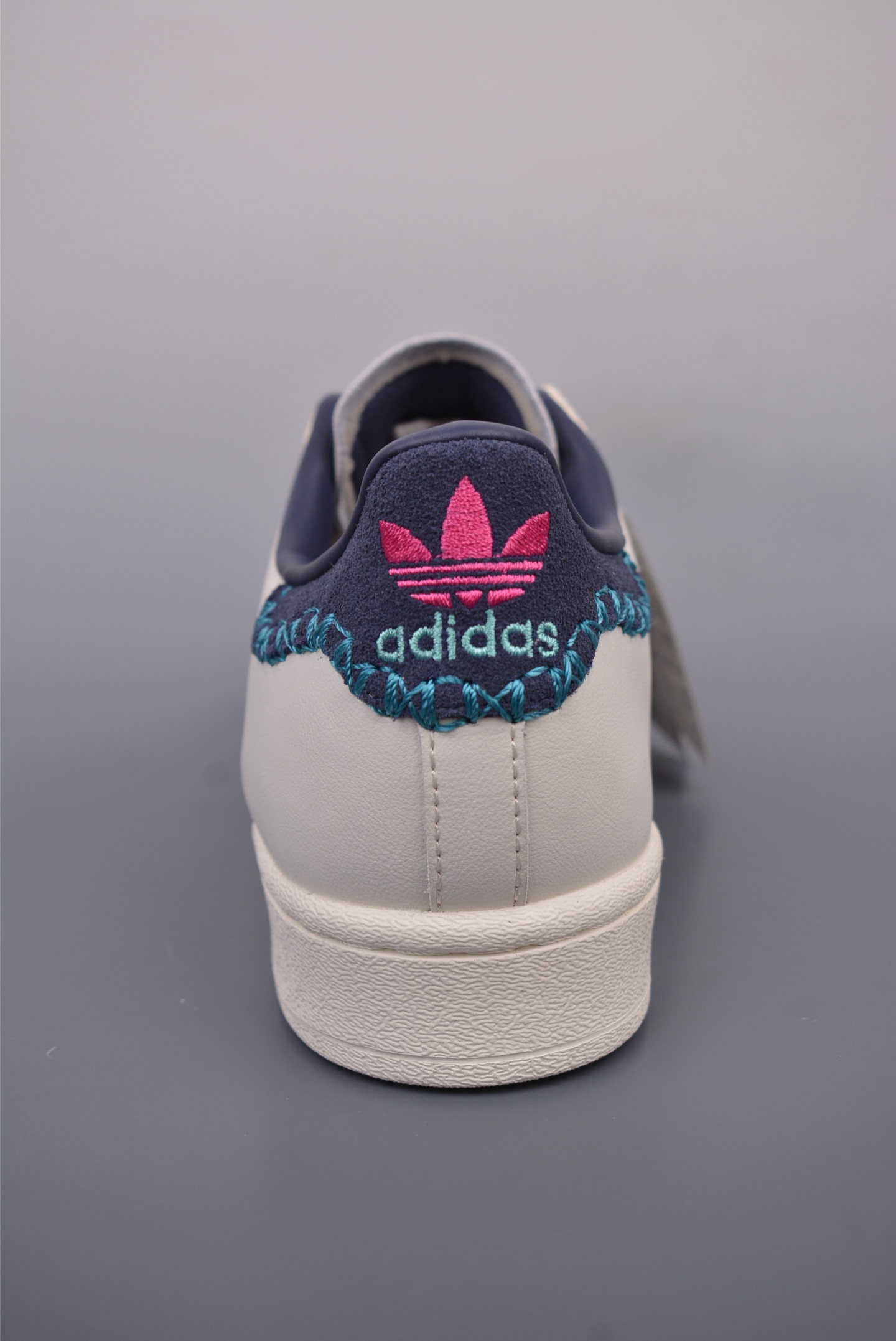 아디다스 오리지널 상품 번호: ID1139