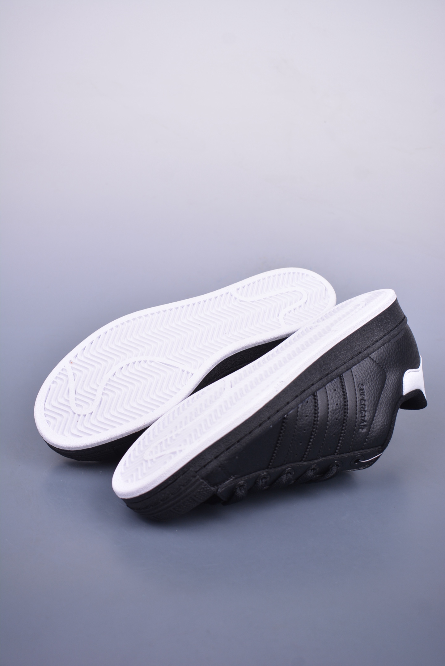 아디다스 오리지널 상품 번호: JR0029