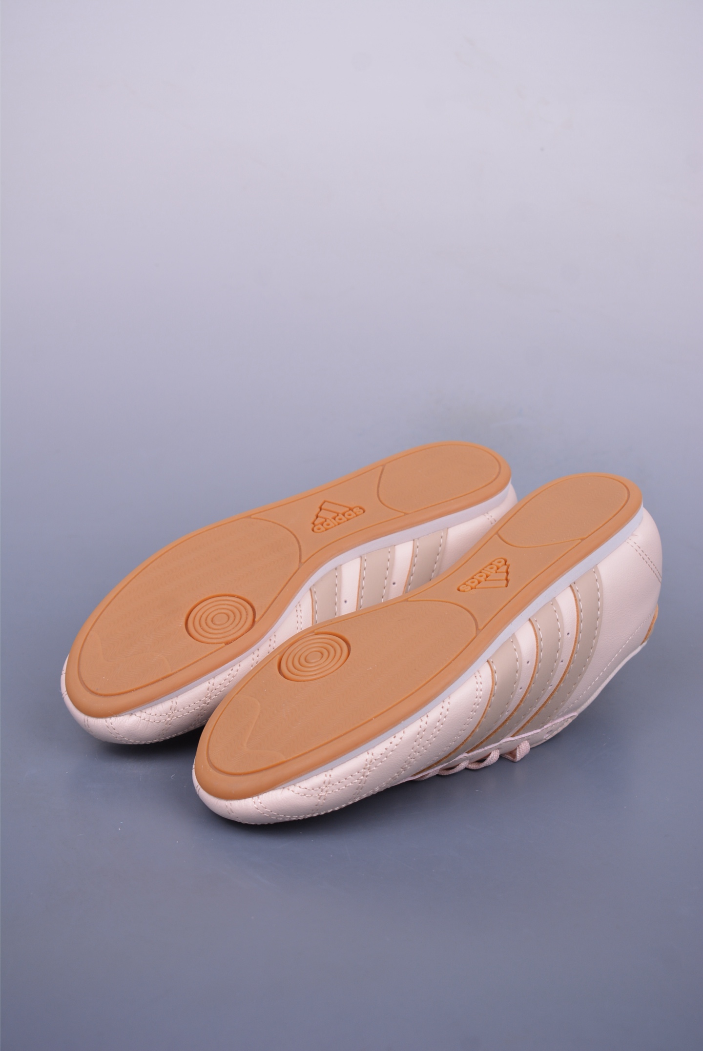 아디다스 오리지널 상품 번호: JS0304