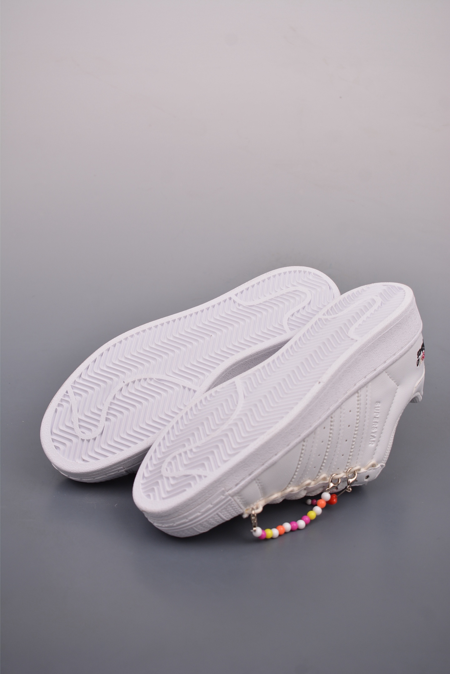 아디다스 오리지널 상품 번호: HP7828