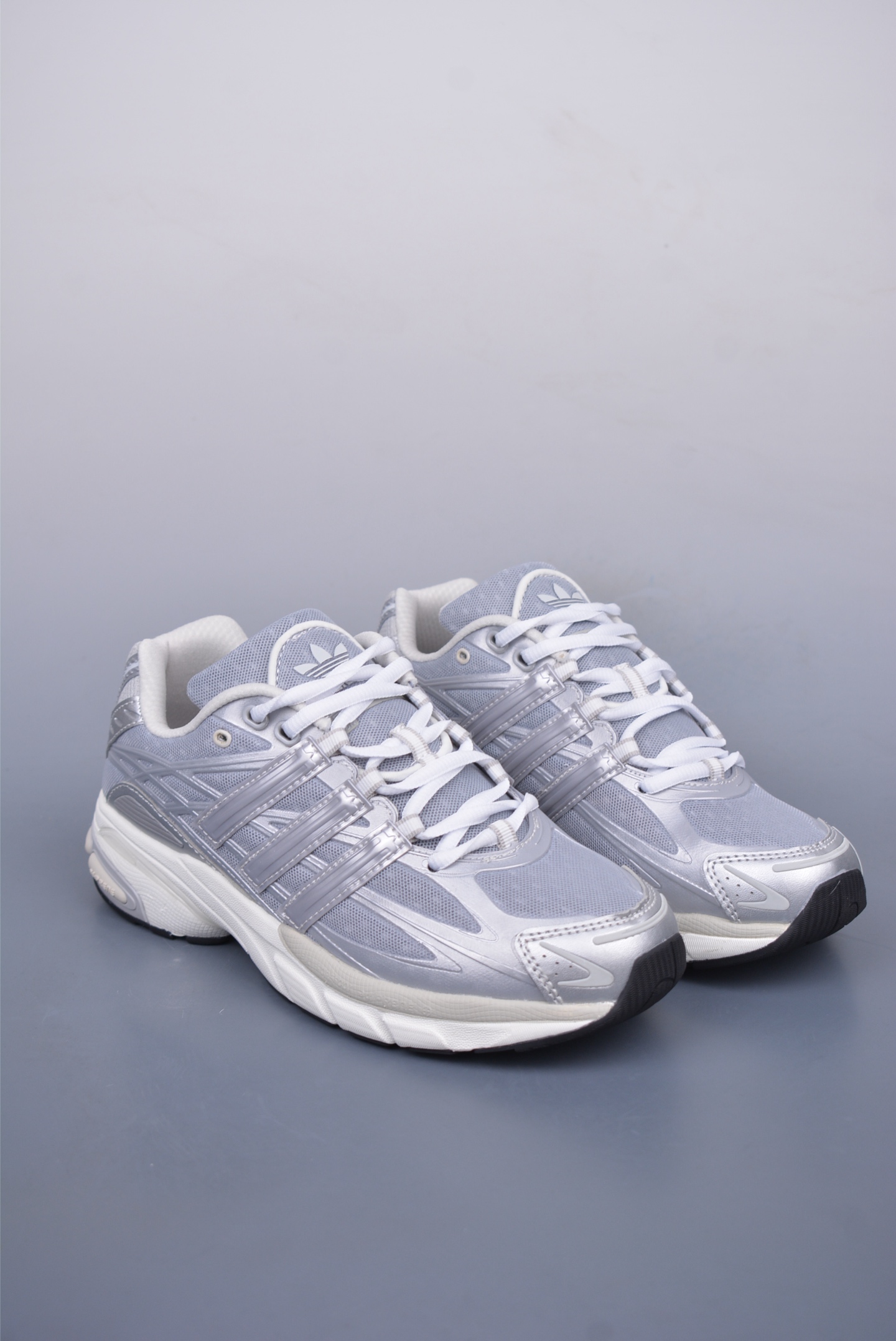 SFTM x 아디다스 O 상품 번호: ID5748