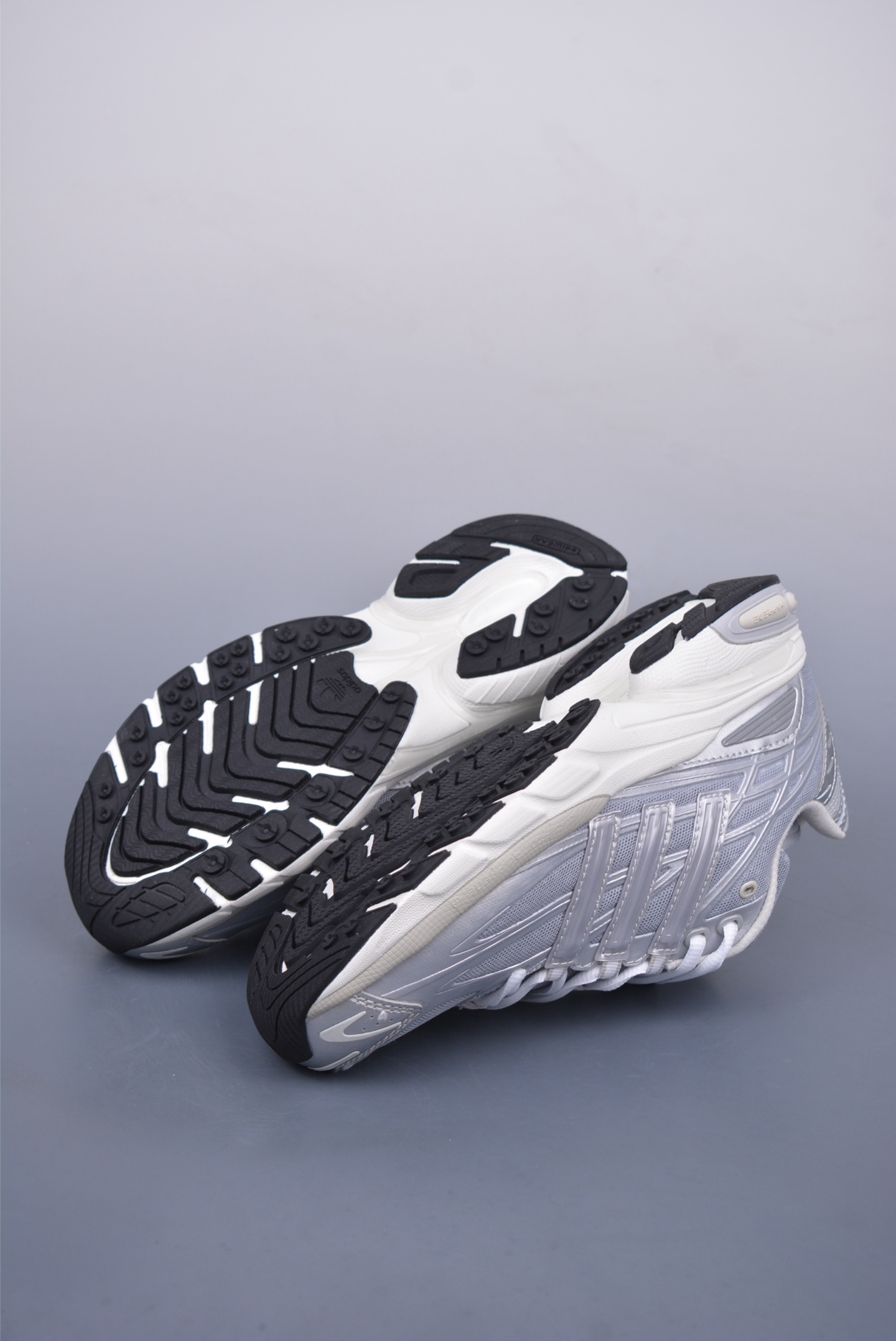 SFTM x 아디다스 O 상품 번호: ID5748