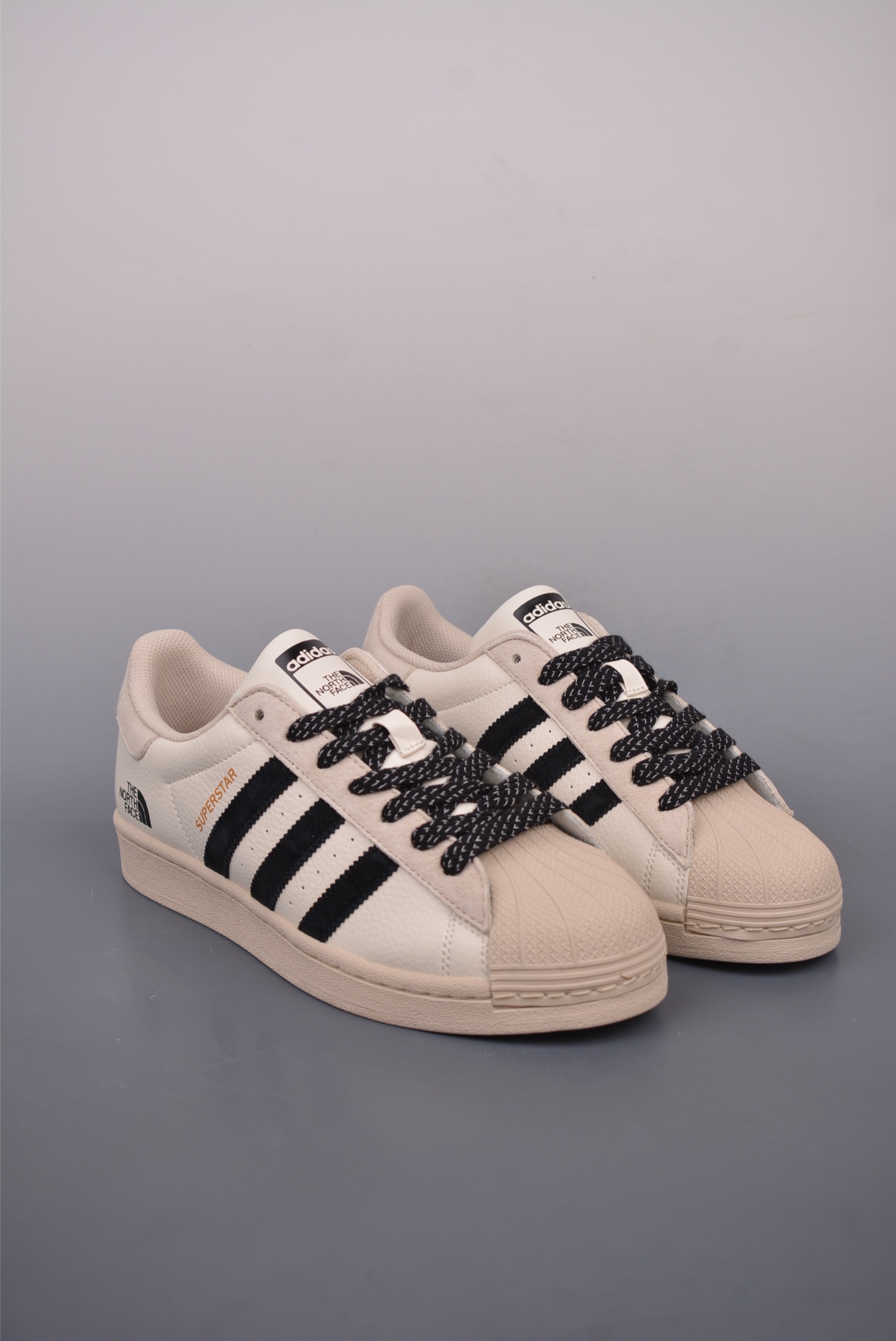 아디다스 오리지널 상품 번호: BZ2504