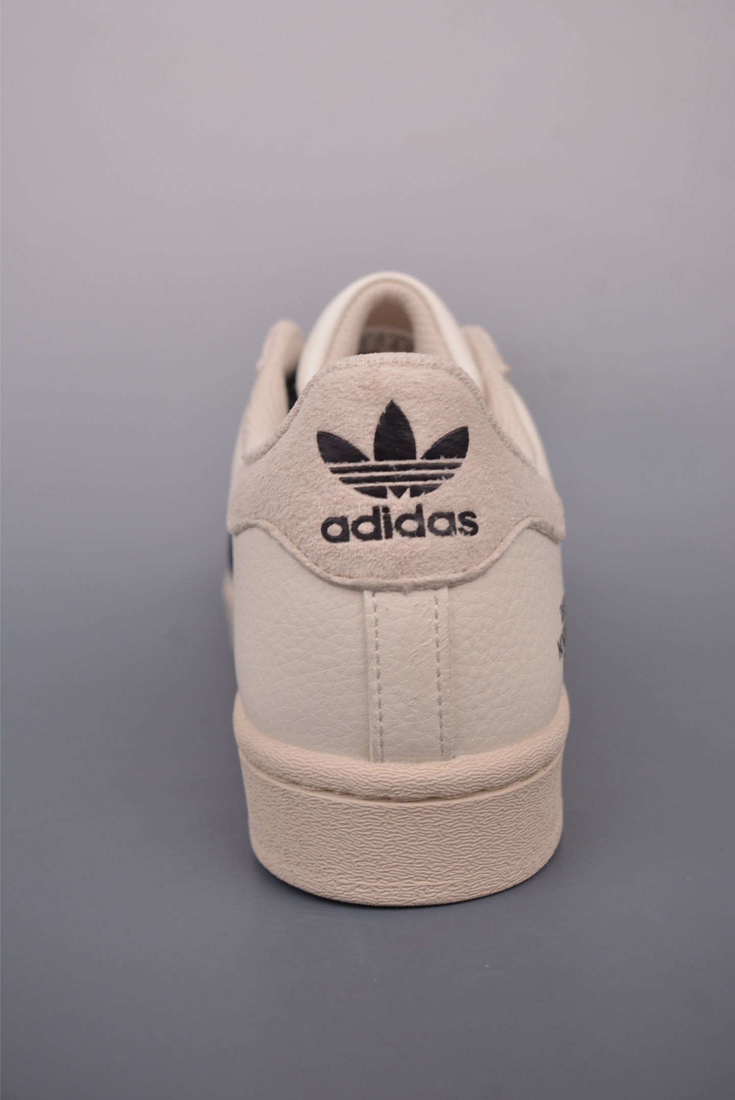 아디다스 오리지널 상품 번호: BZ2504