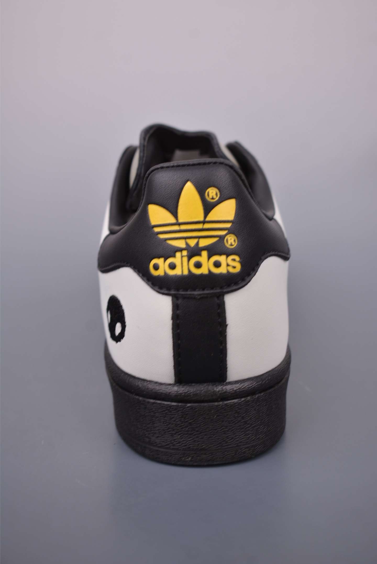 아디다스 오리지널 상품 번호: JQ8778