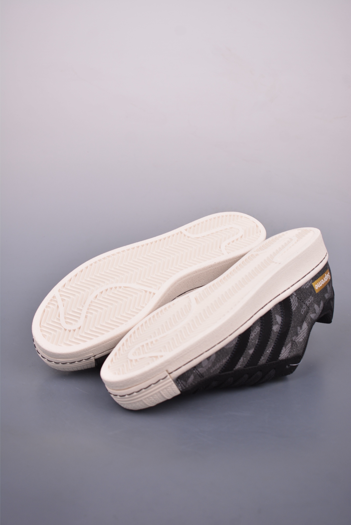 아디다스 오리지널 상품 번호: DZ2531