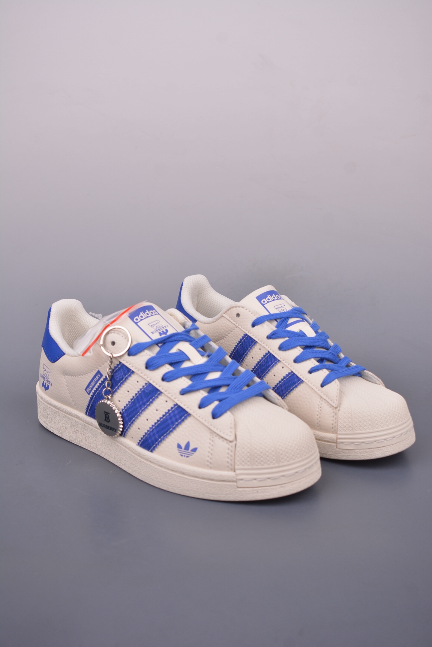 아디다스 오리지널 상품 번호: AD0002