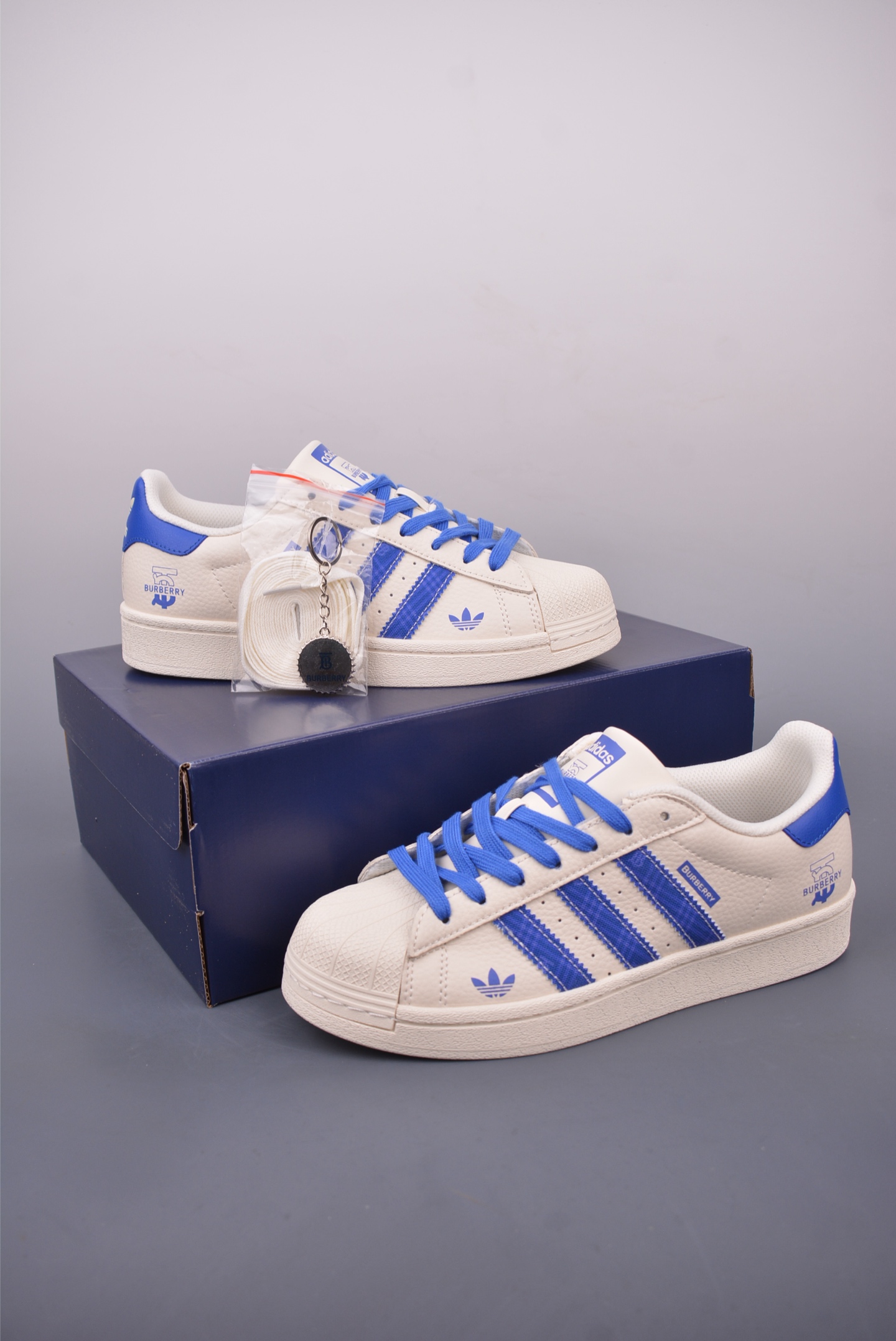 아디다스 오리지널 상품 번호: AD0002