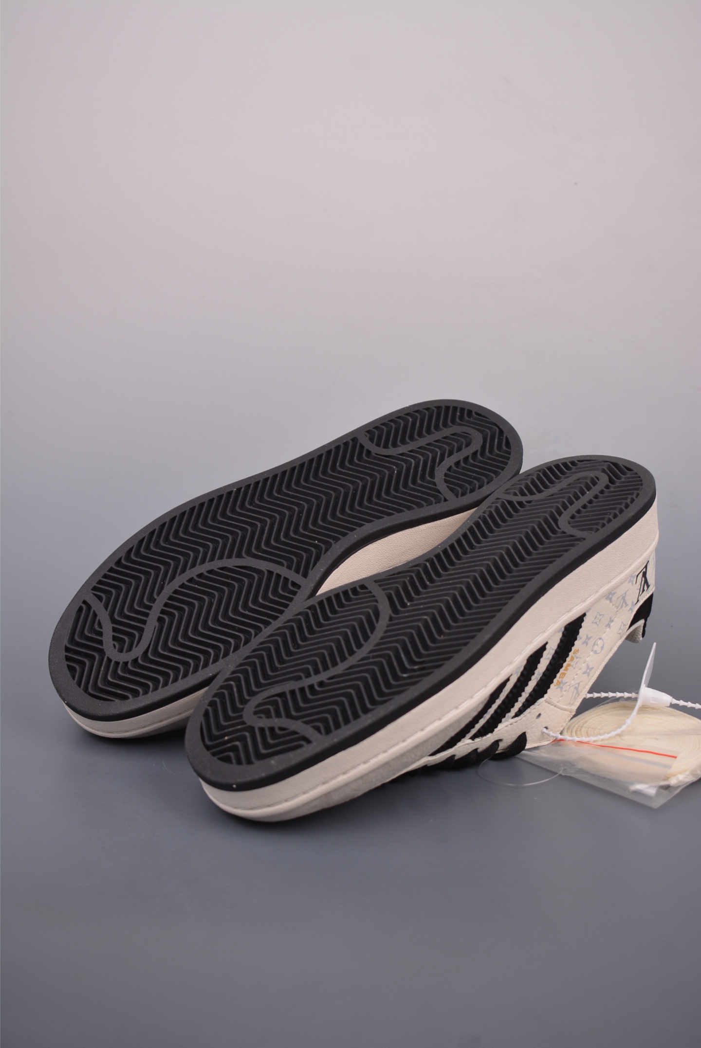 아디다스 오리지널 상품 번호: LJ9901